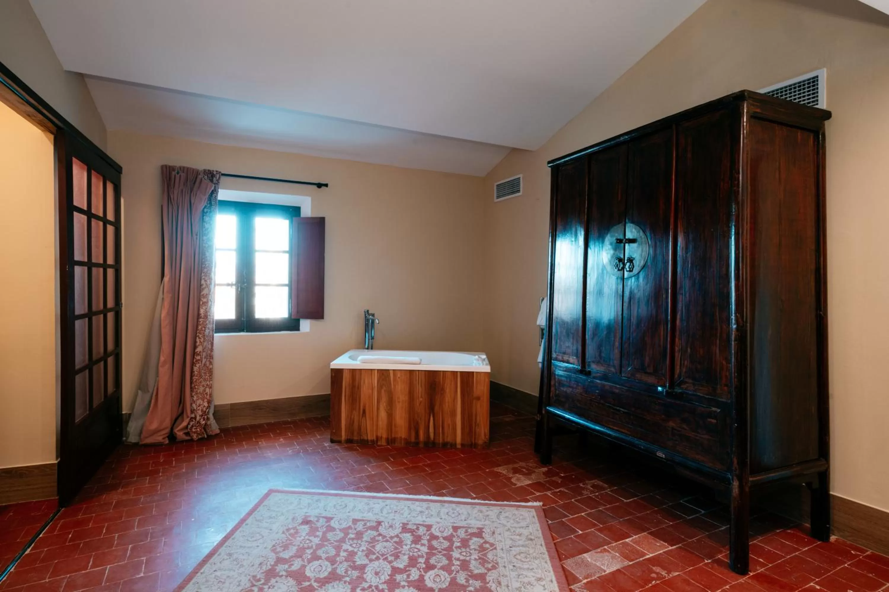 Bathroom, Bed in Le Clos Violette et Le 11 D'Aglaé - Hôtel de Charme Design de Luxe