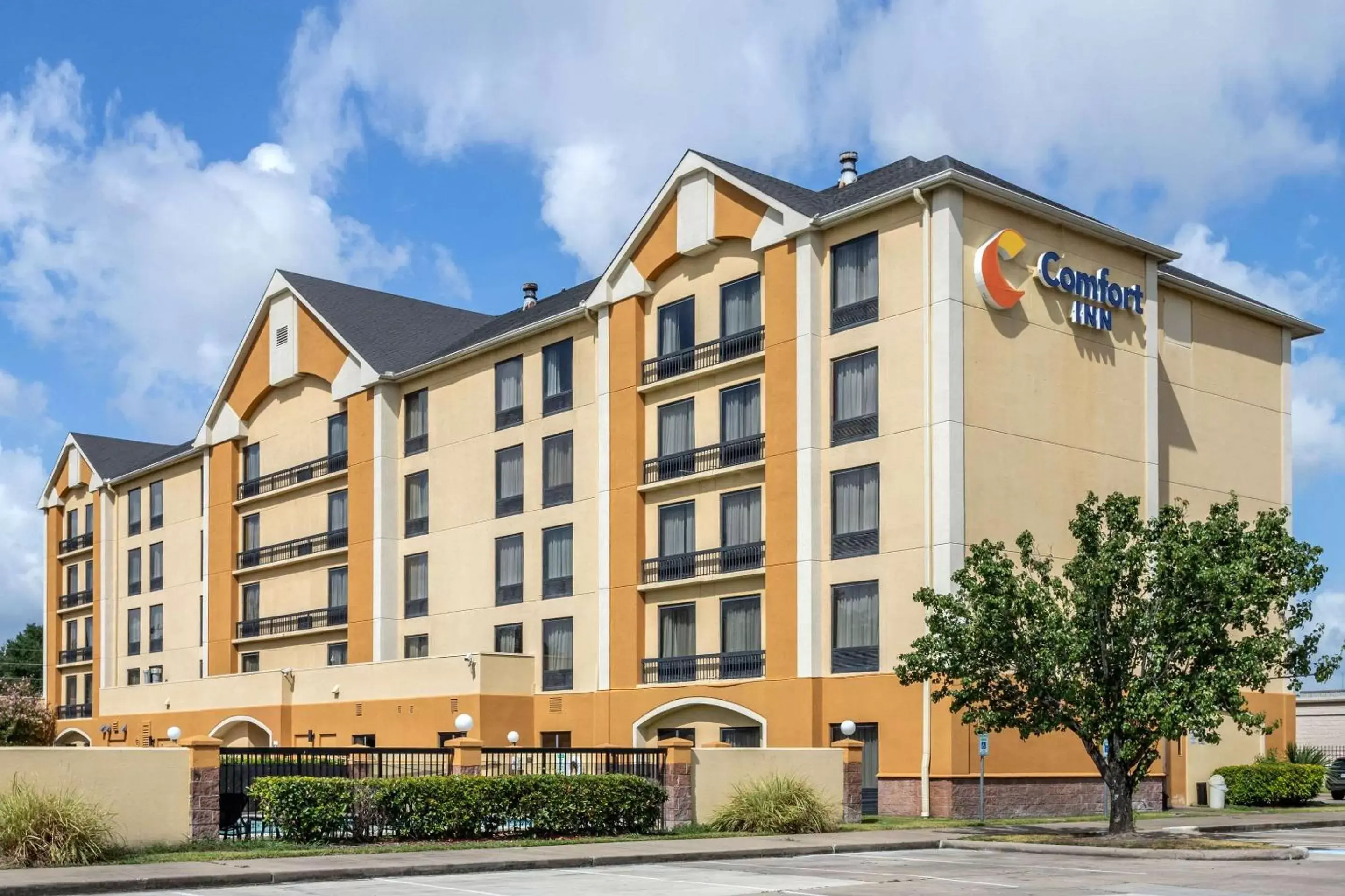 Property Building in Comfort Inn 290/NW