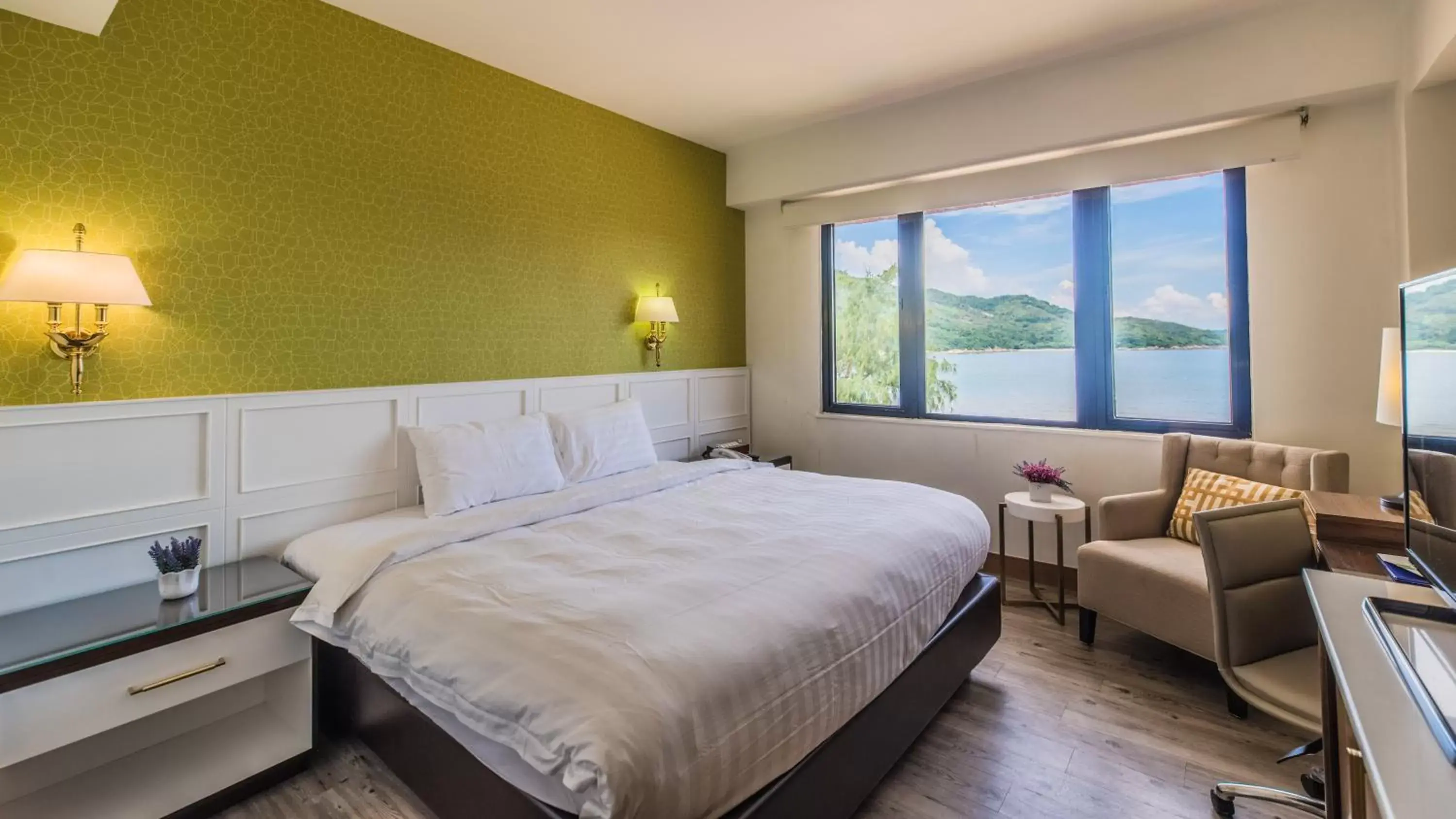 Bed, Mountain View in Silvermine Beach Resort