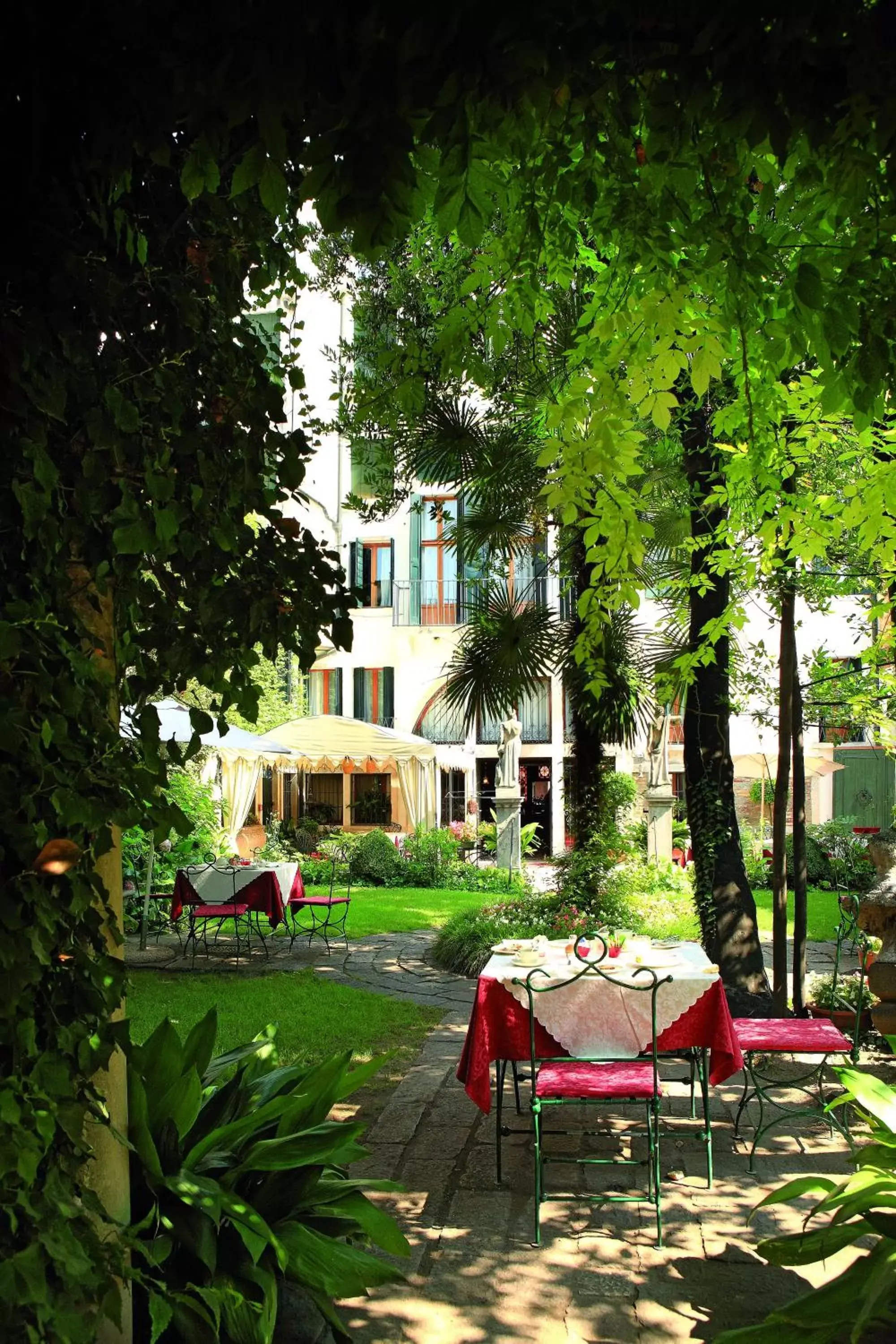 Garden, Swimming Pool in Hotel Palazzo Abadessa