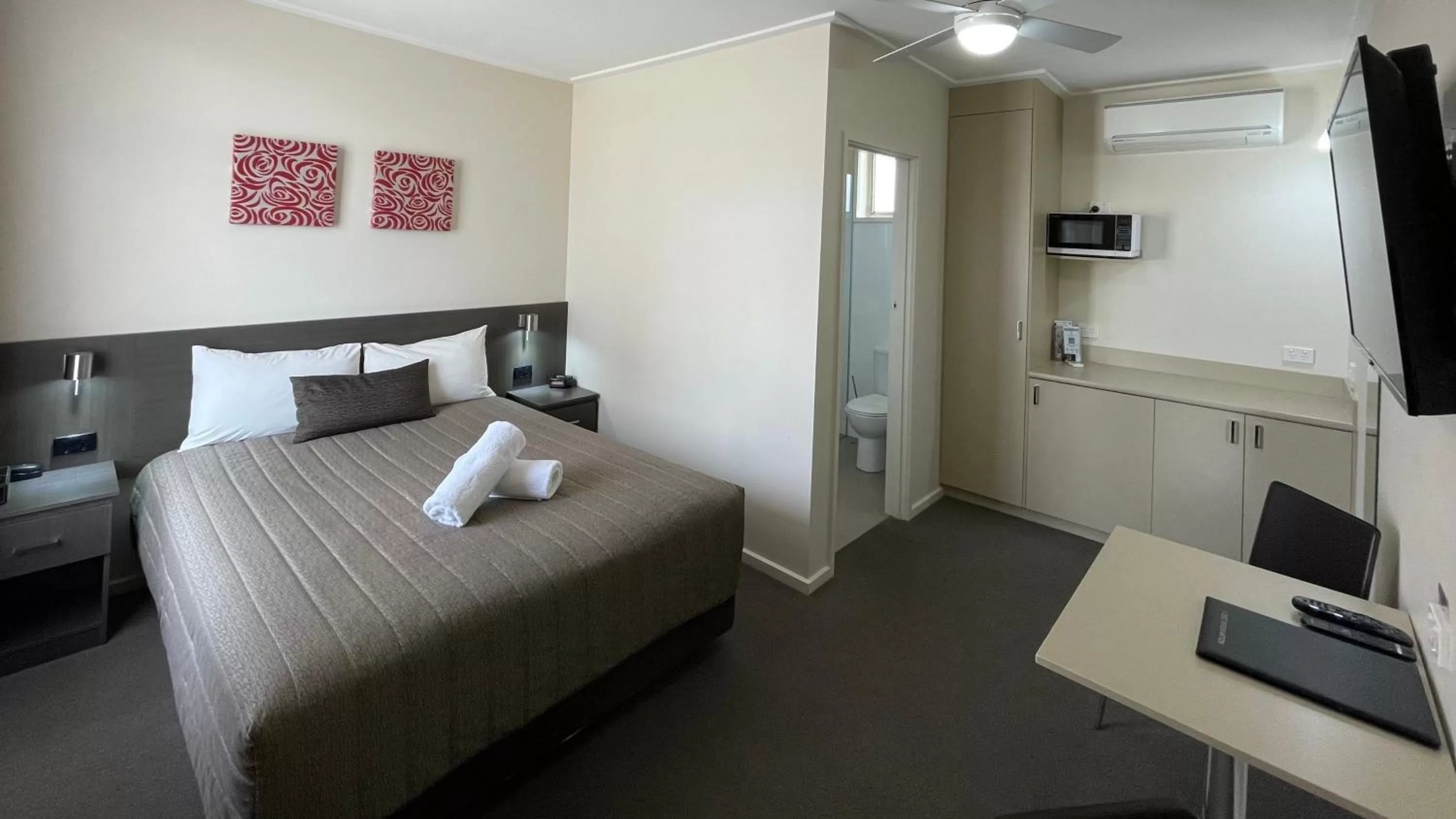 Bed in Loddon River Motel Kerang