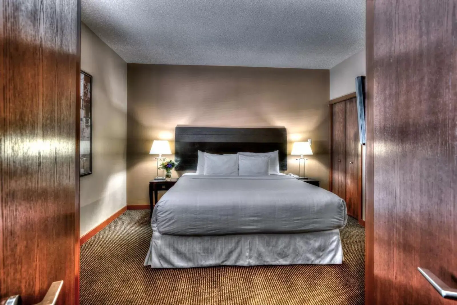 Bed in Podollan Inn & Spa - Grande Prairie