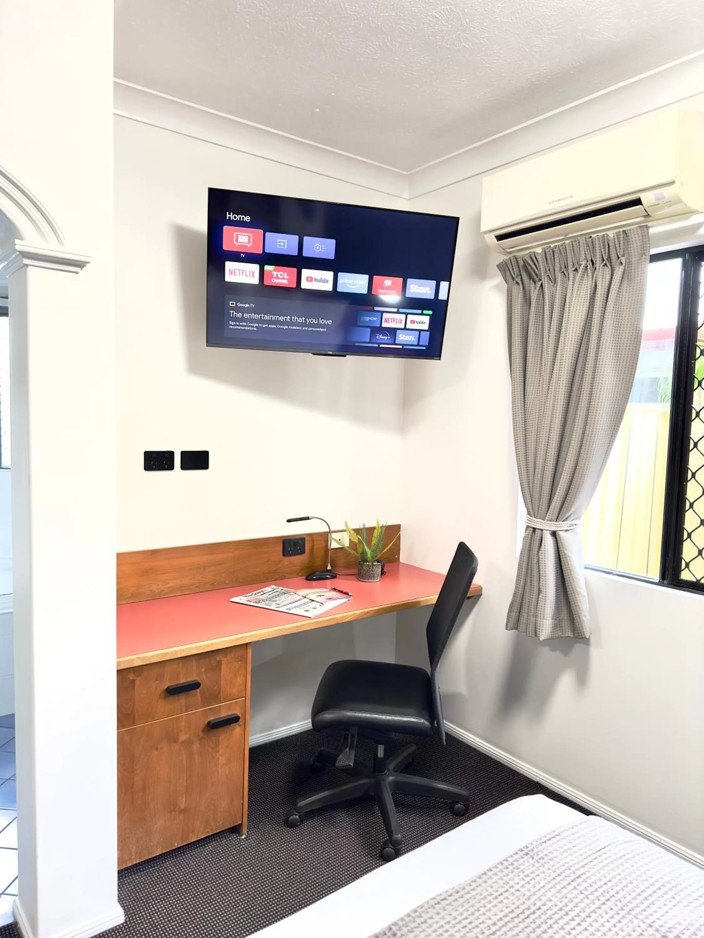 TV and multimedia, Bed in Mackay Resort Motel