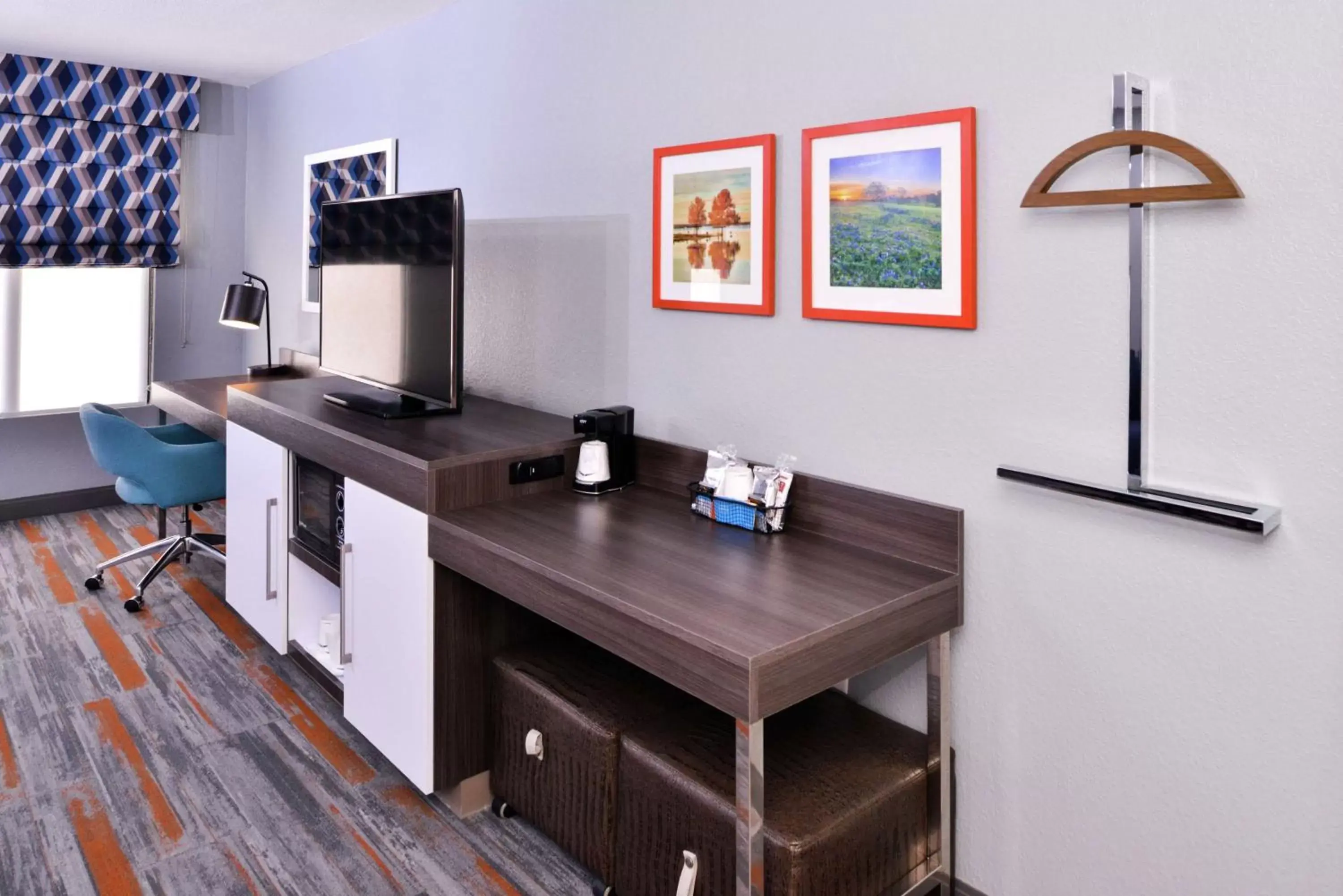 Bedroom, Kitchen/Kitchenette in Hampton Inn & Suites Legacy Park-Frisco