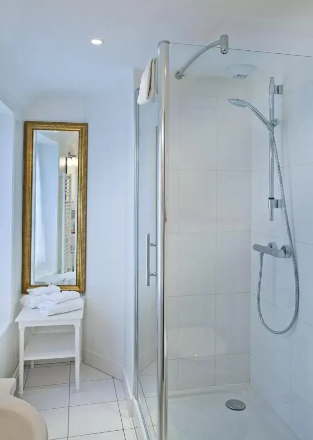 Shower, Bathroom in Le Clos d'Amboise