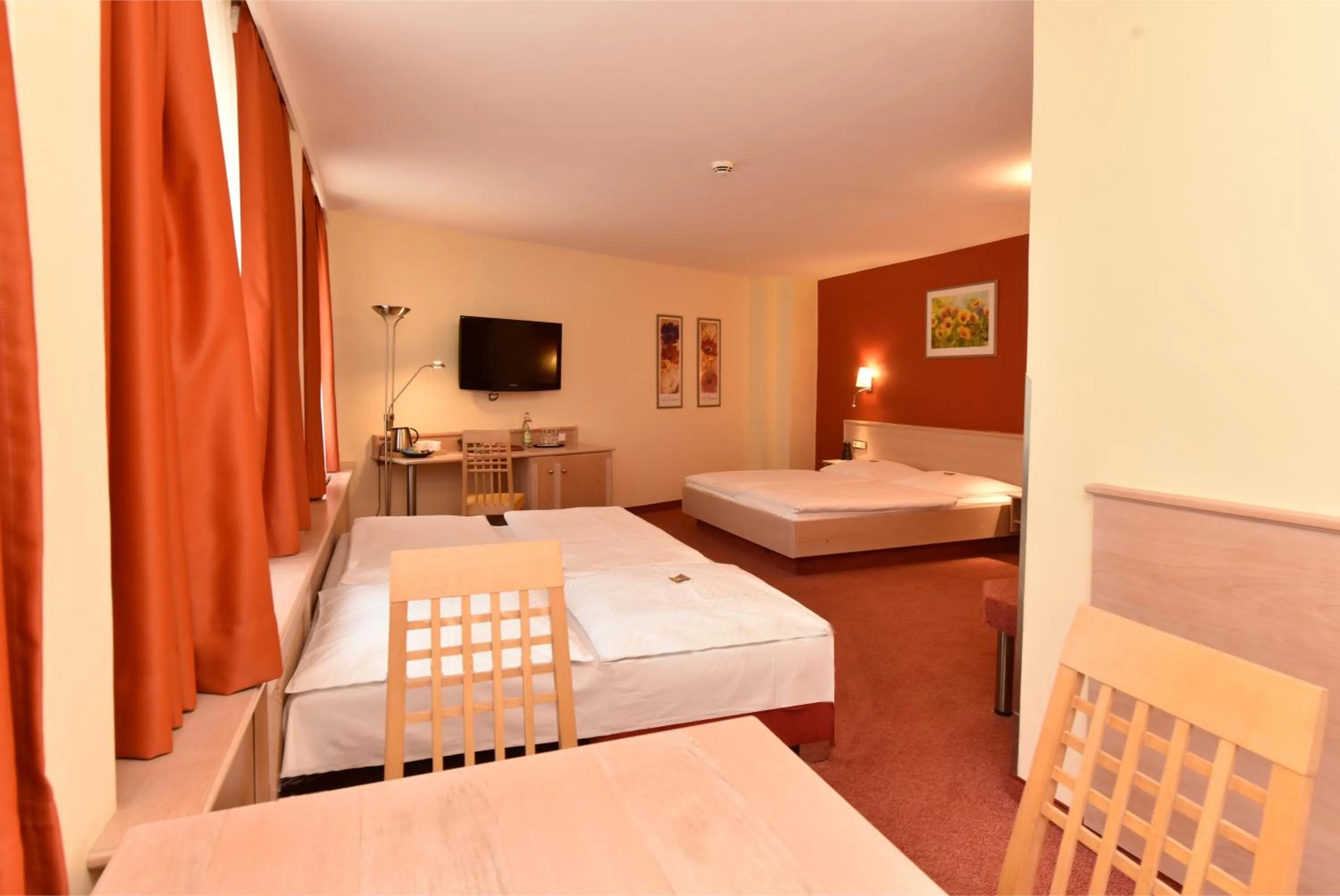 Photo of the whole room, Bed in Hotel ADRIA München