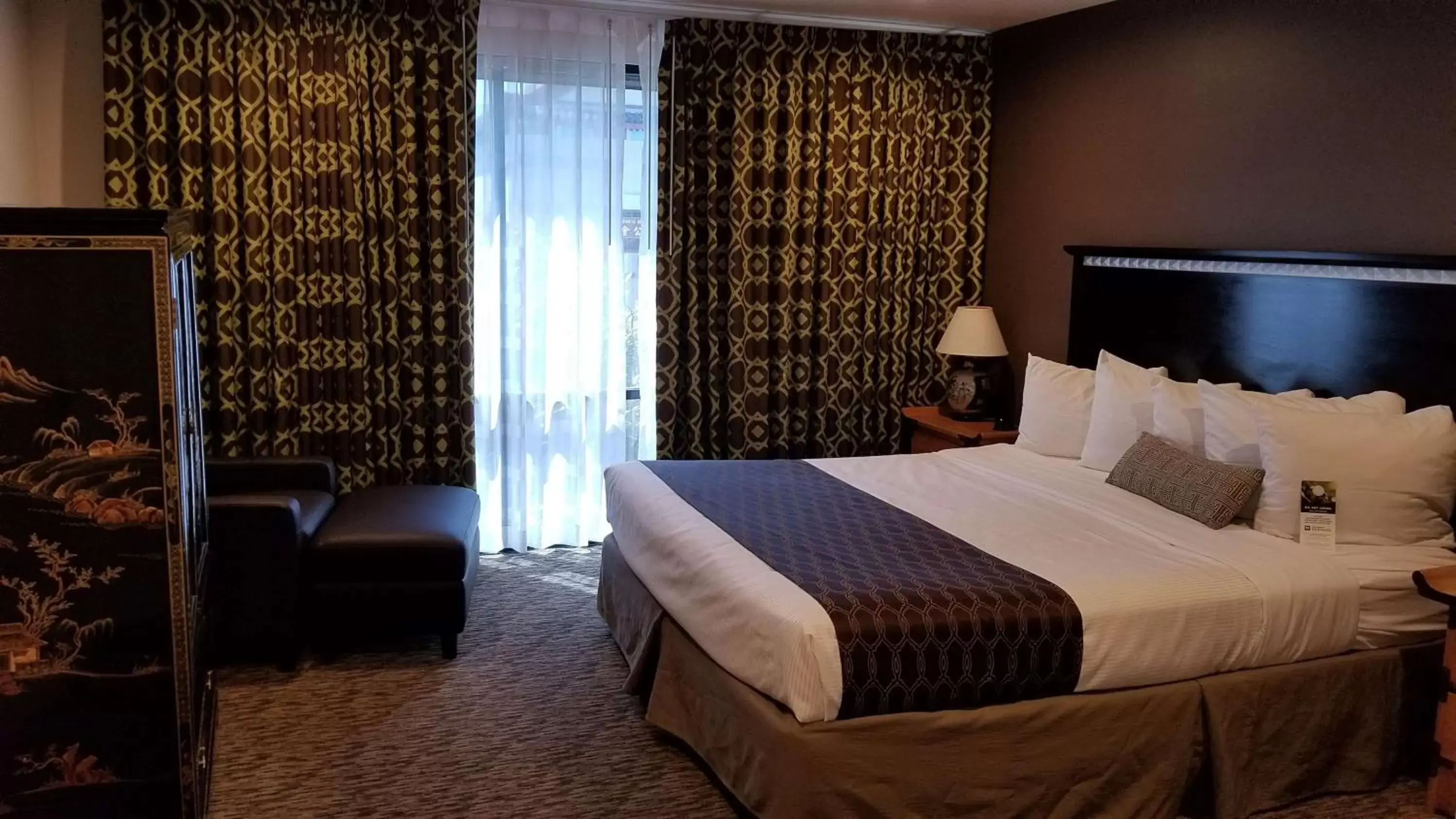 Photo of the whole room, Bed in Best Western Plus Dragon Gate Inn