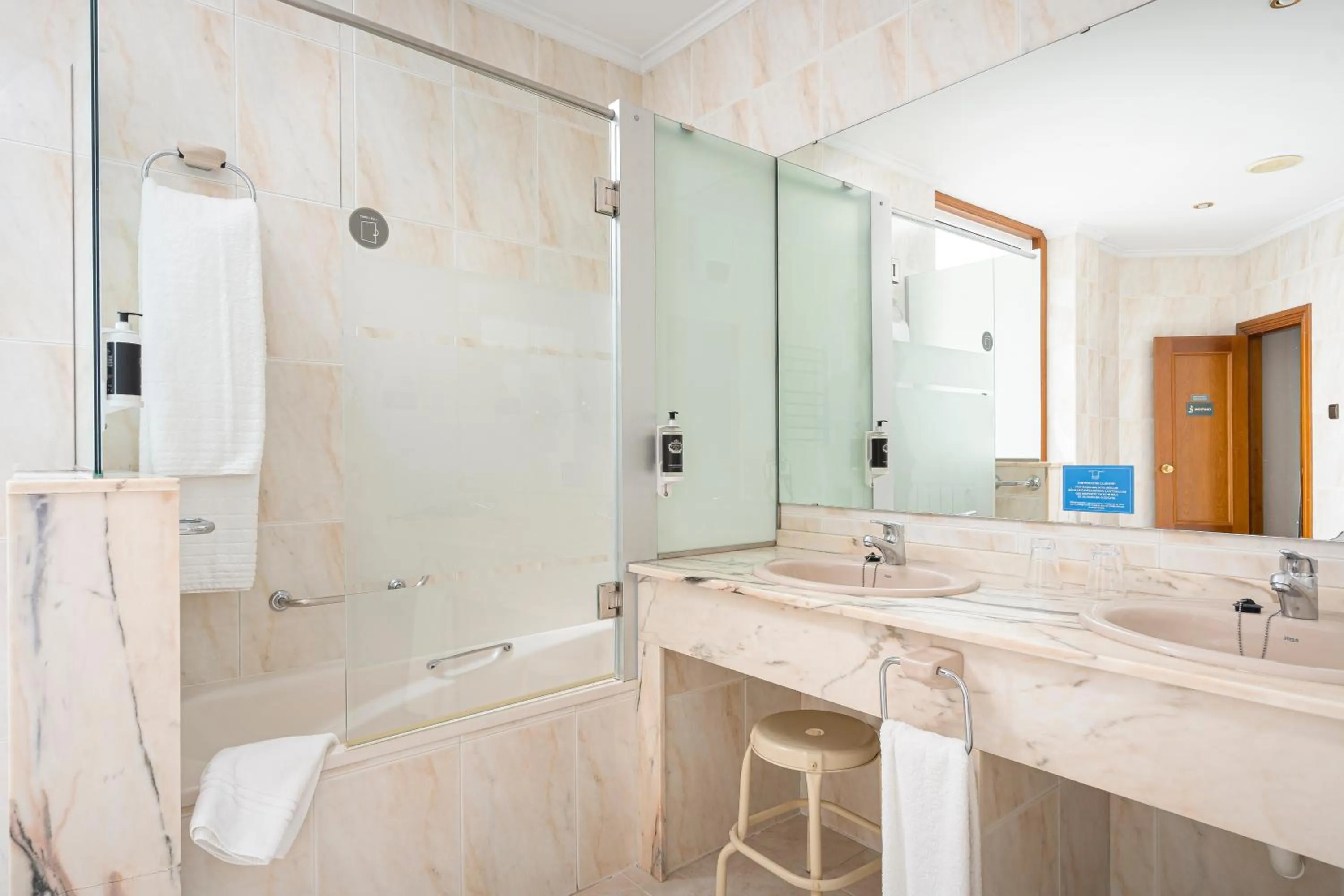 Bathroom in Hotel Hernán Cortés