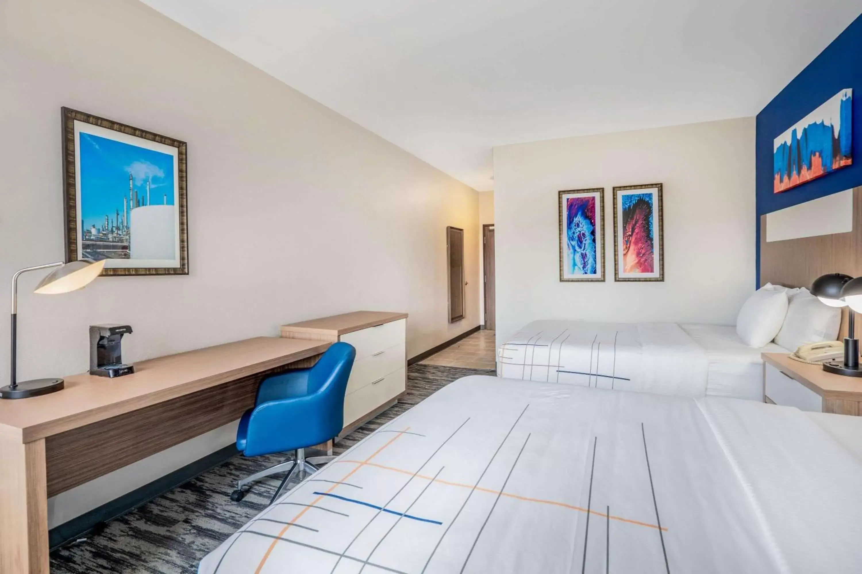 Bedroom, Seating Area in La Quinta Inn & Suites Katy-Mills by Wyndham Katy