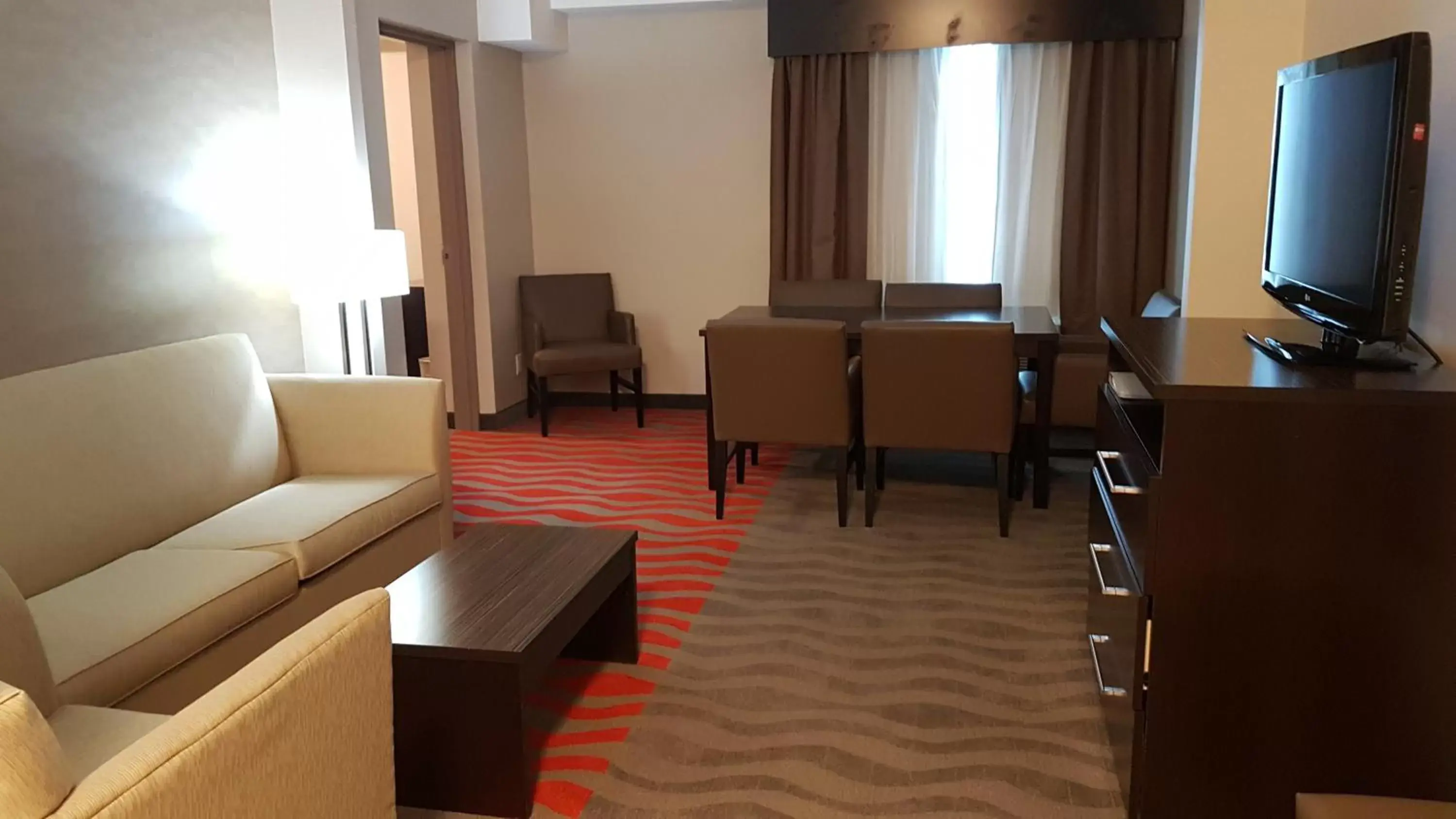 Photo of the whole room, Seating Area in Holiday Inn Express Hotel & Suites Barrie, an IHG Hotel