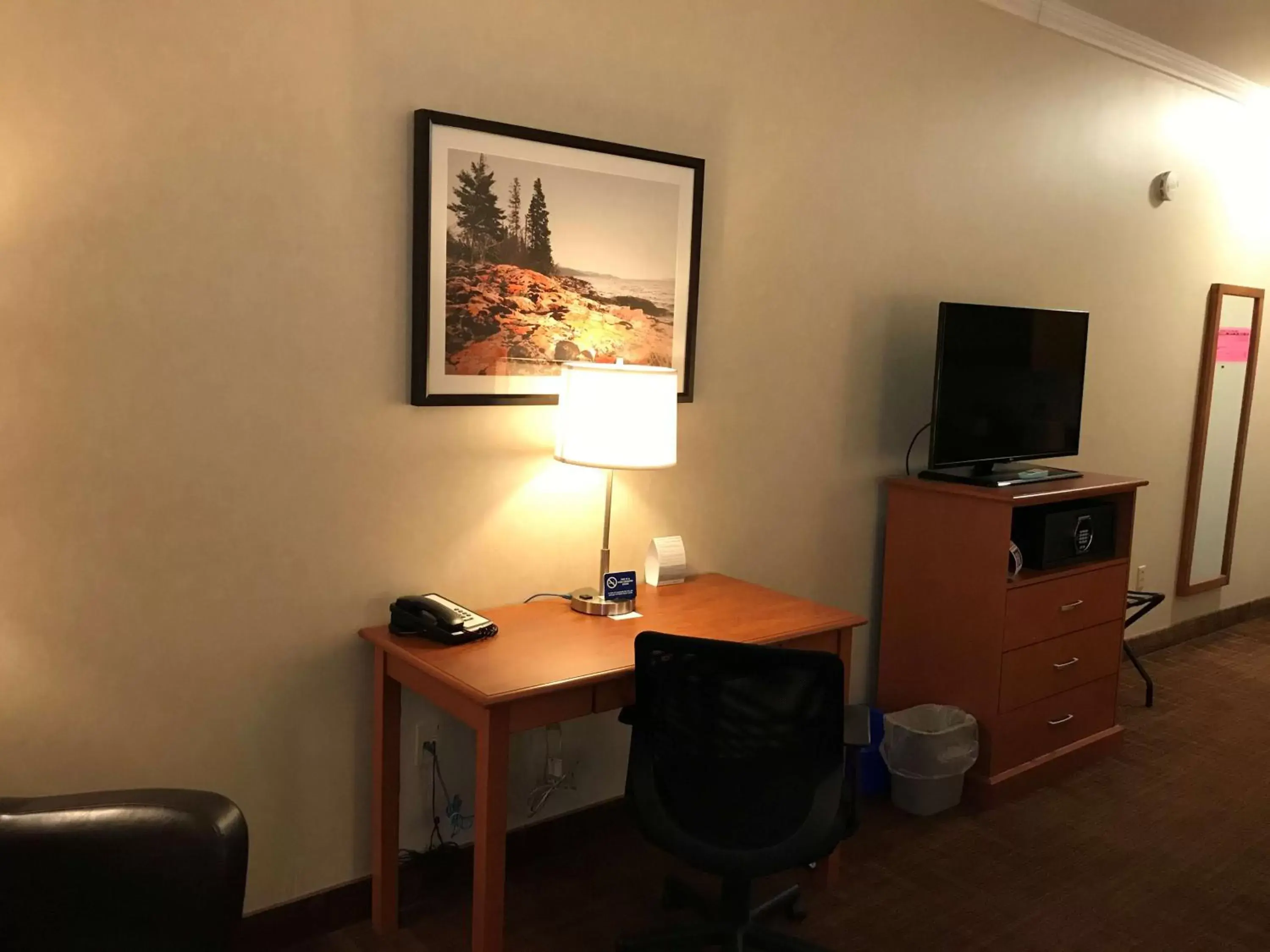 Photo of the whole room, TV/Entertainment Center in Best Western Thunder Bay Crossroads