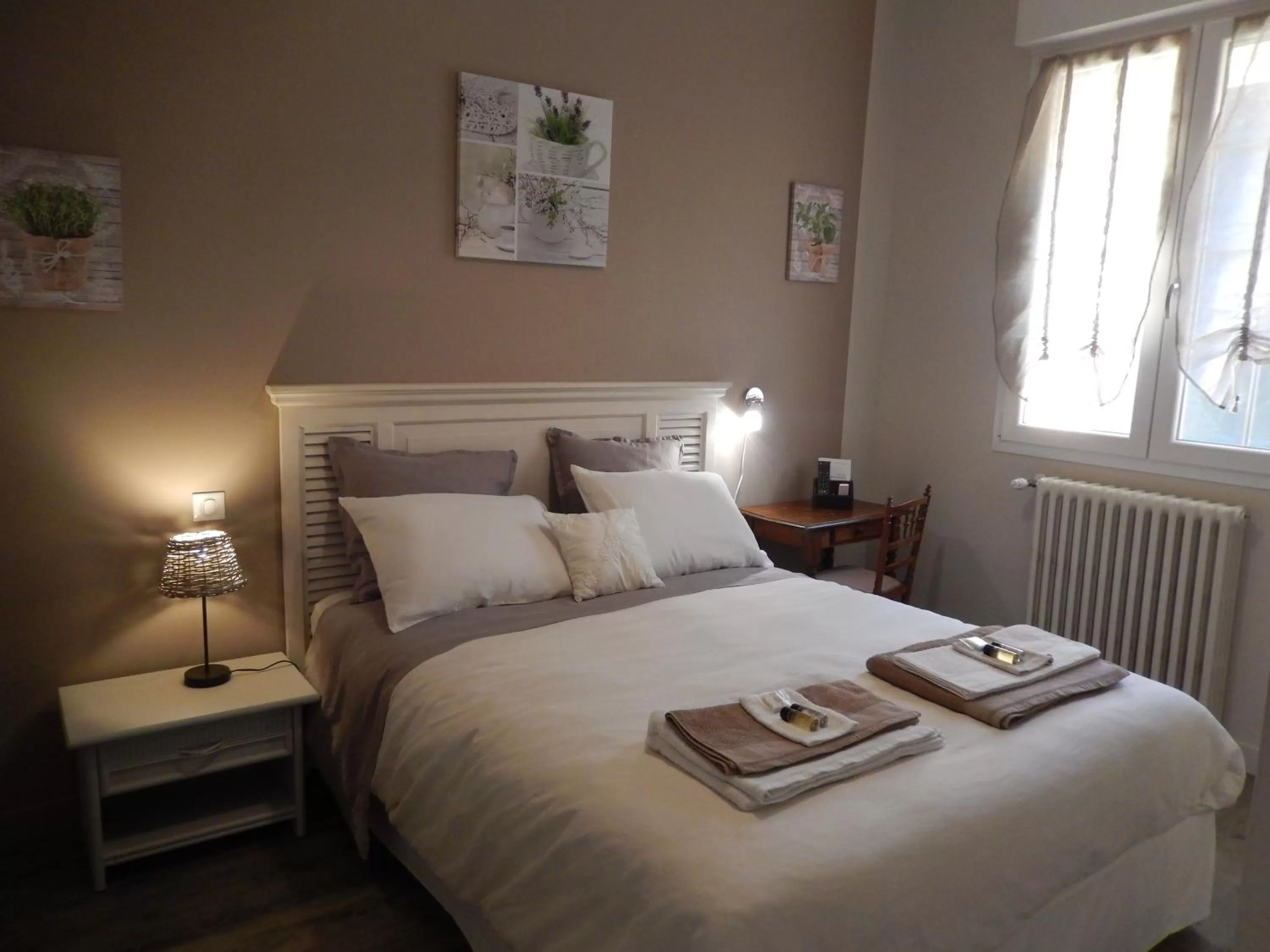 Photo of the whole room, Bed in Domaine verte vallée