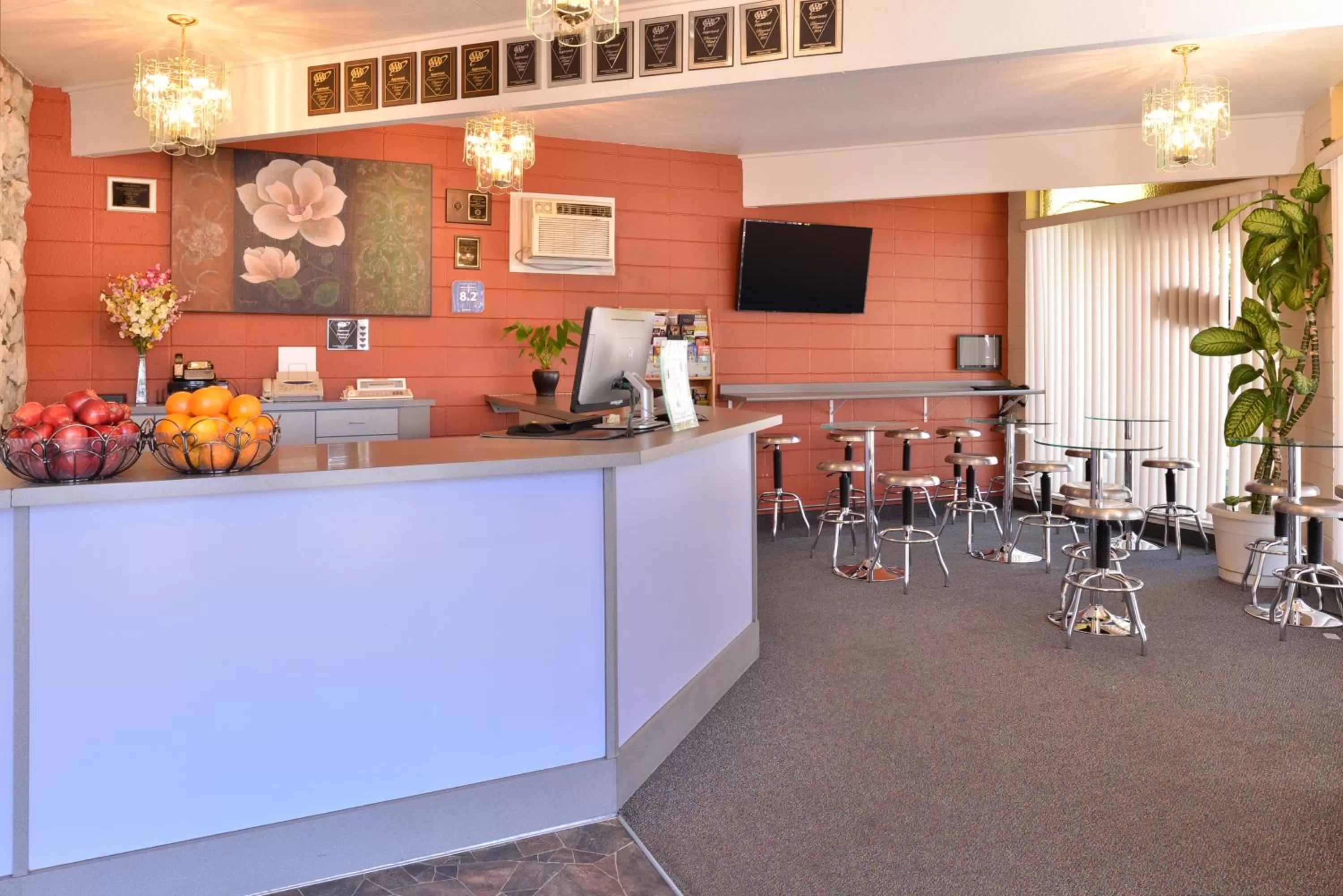 Lounge or bar in Maverick Motel - Modern Renovated Motel