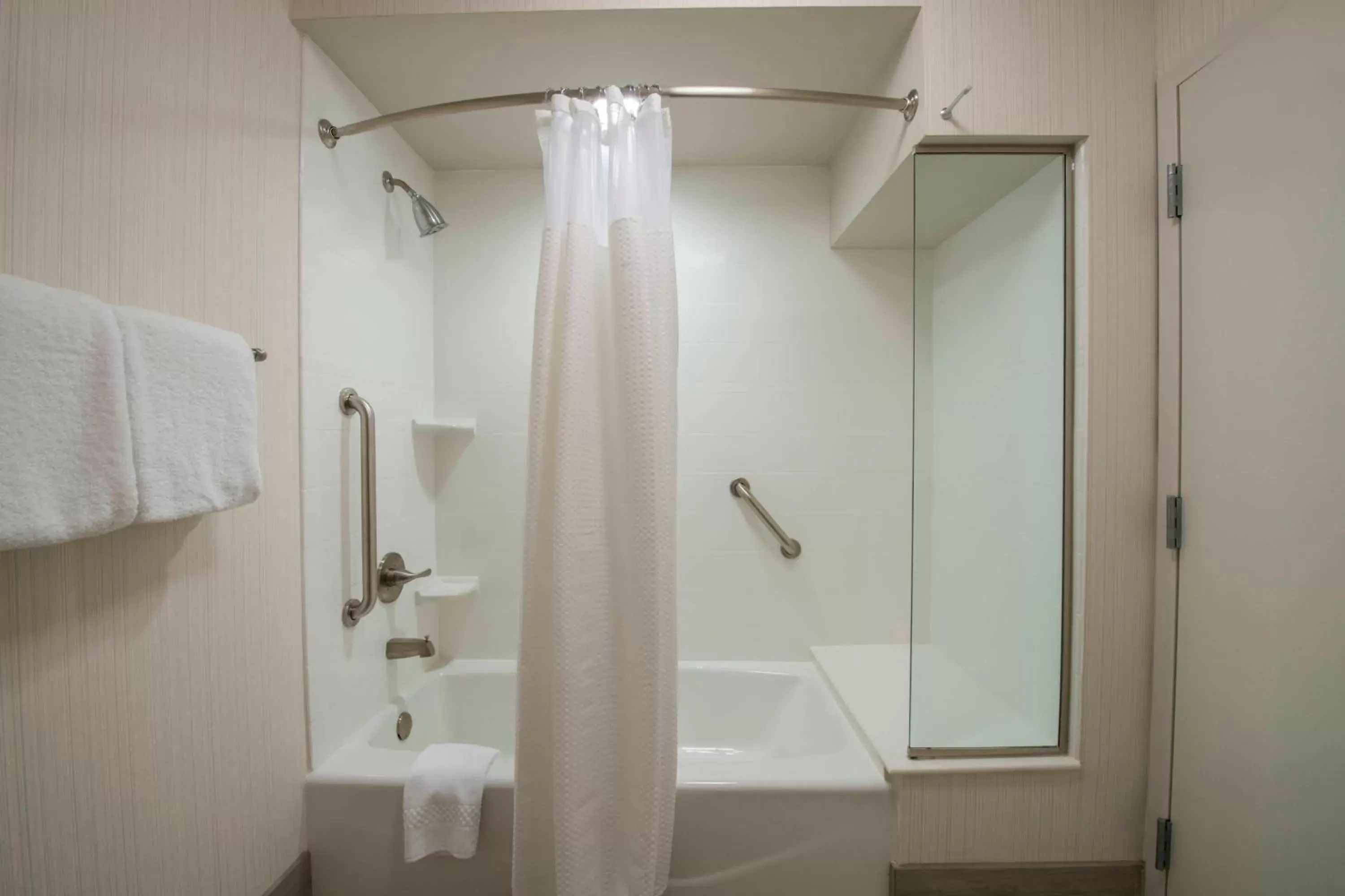 Bathroom in Courtyard by Marriott Columbus