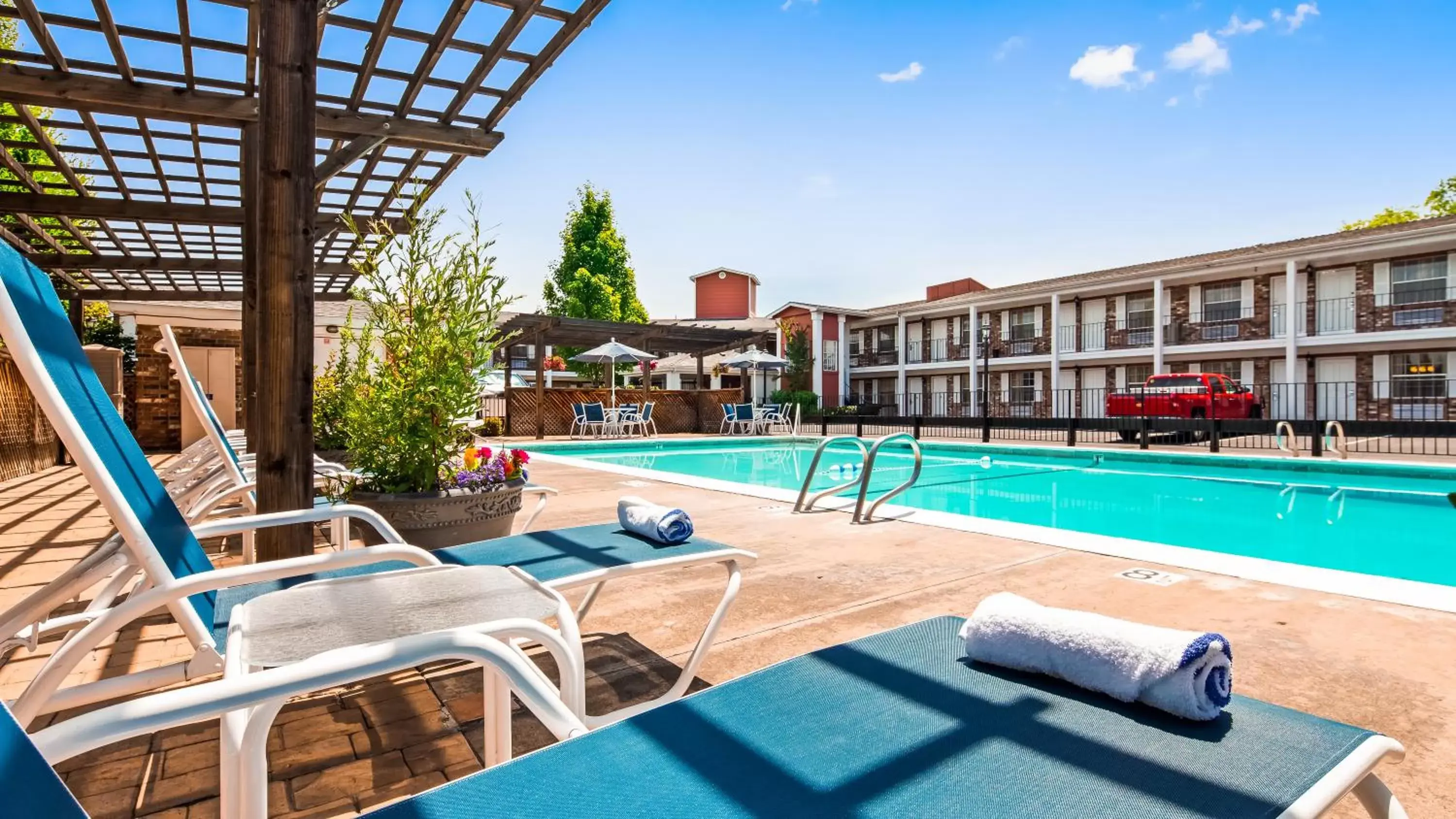 Swimming Pool in Best Western Horizon Inn