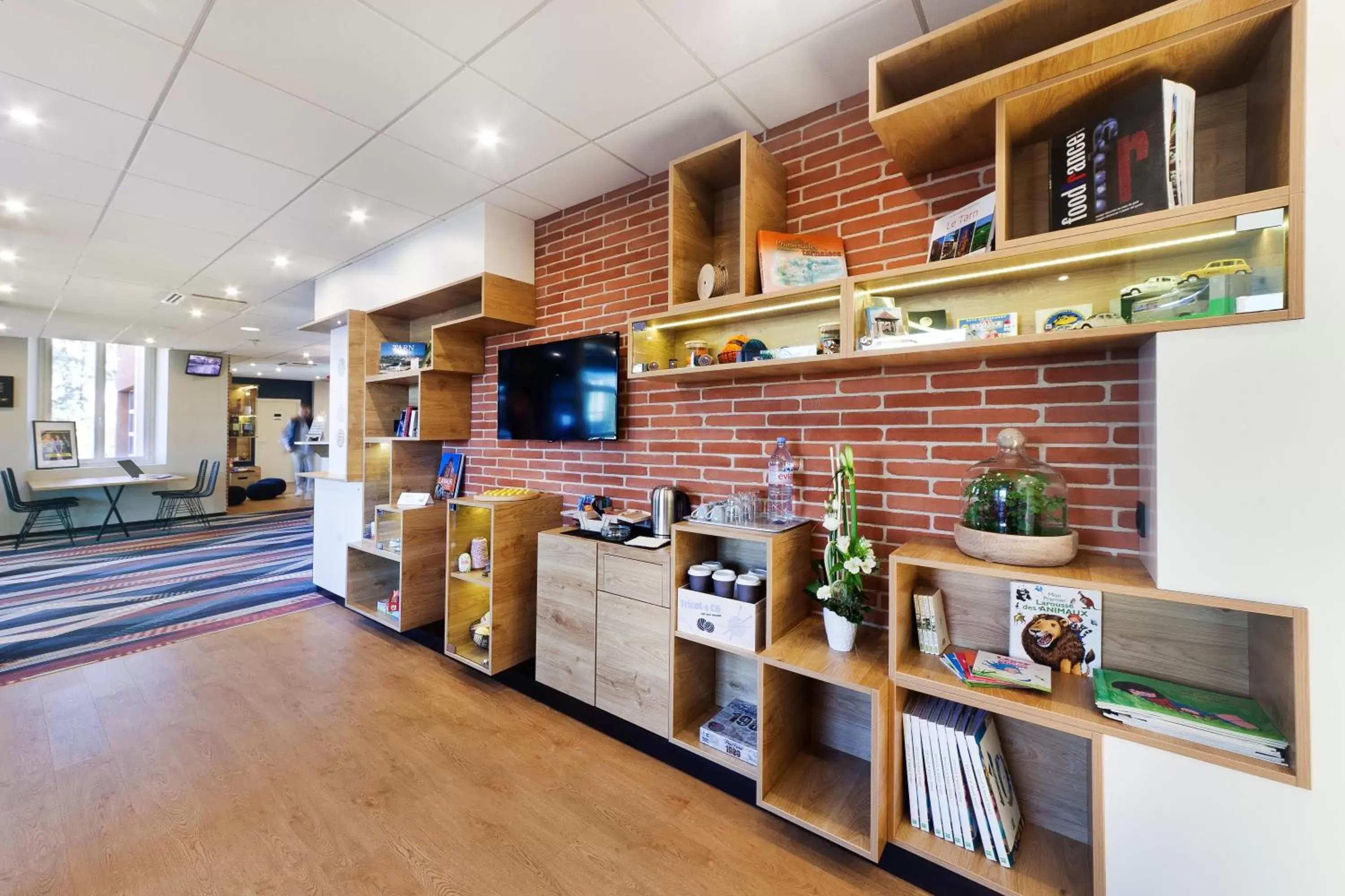 Seating area, Kitchen/Kitchenette in ibis Styles Toulouse Lavaur