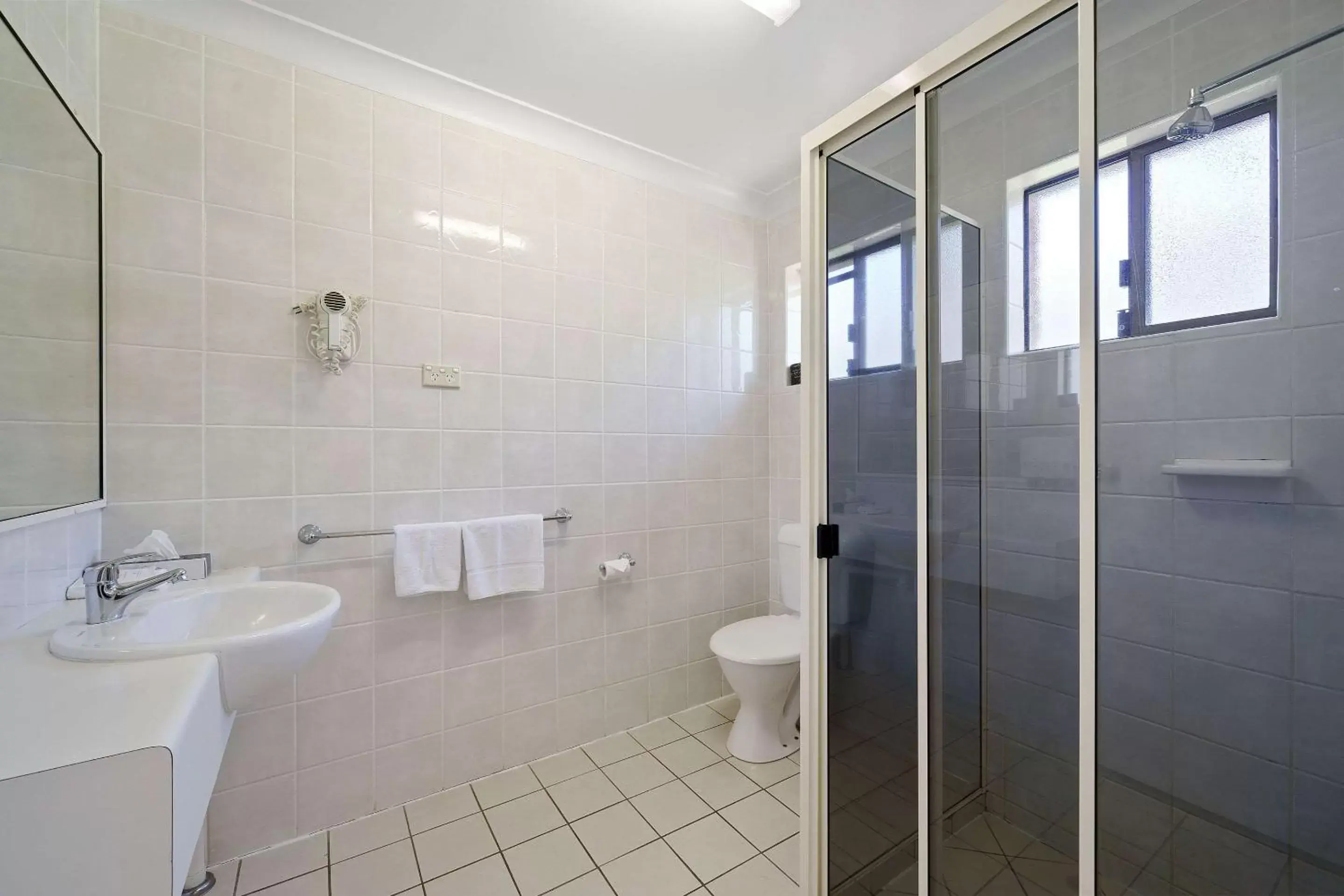 Bedroom, Bathroom in Comfort Inn Glenfield
