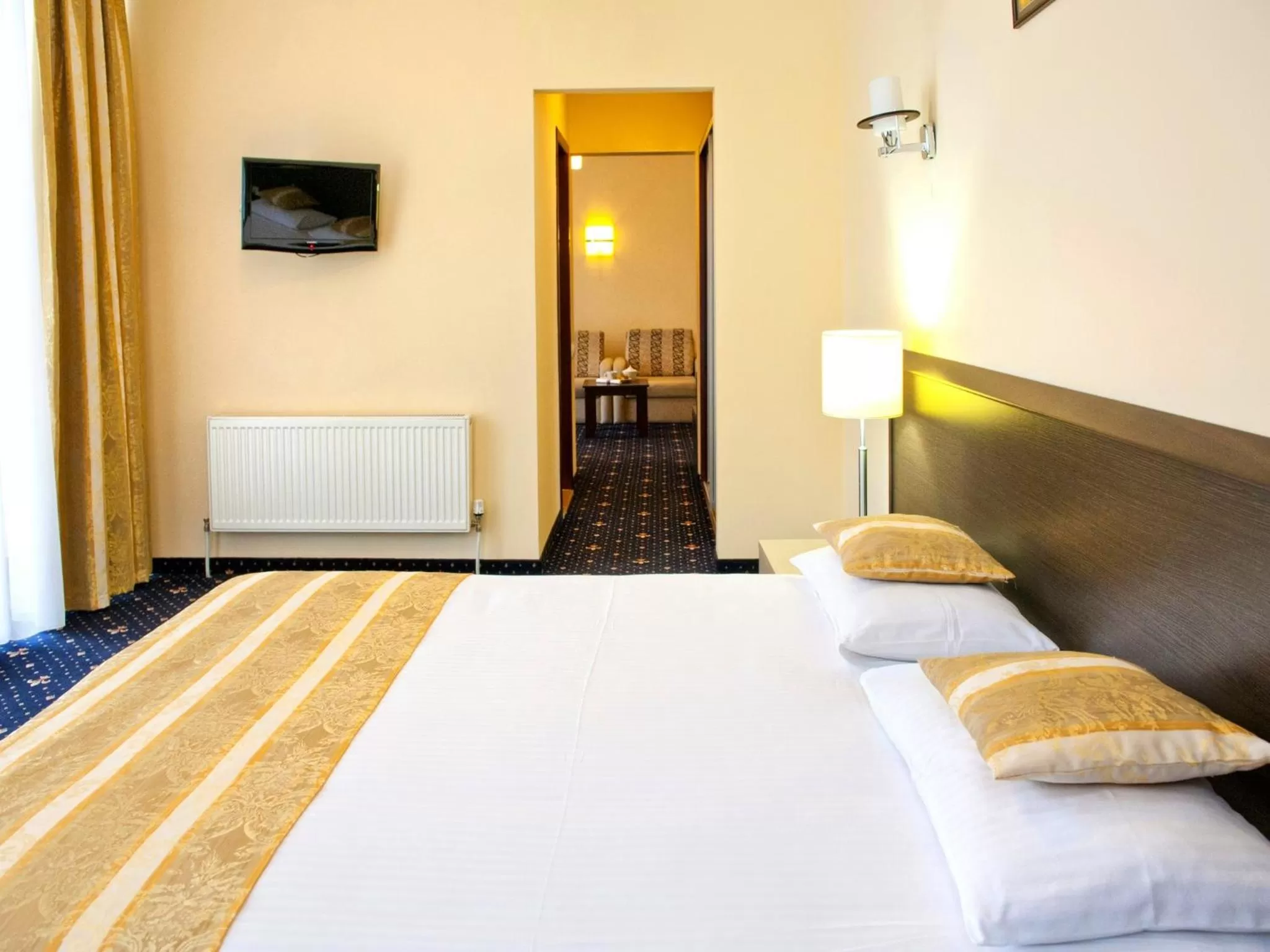 Bed in Manhattan Hotel & Restaurant