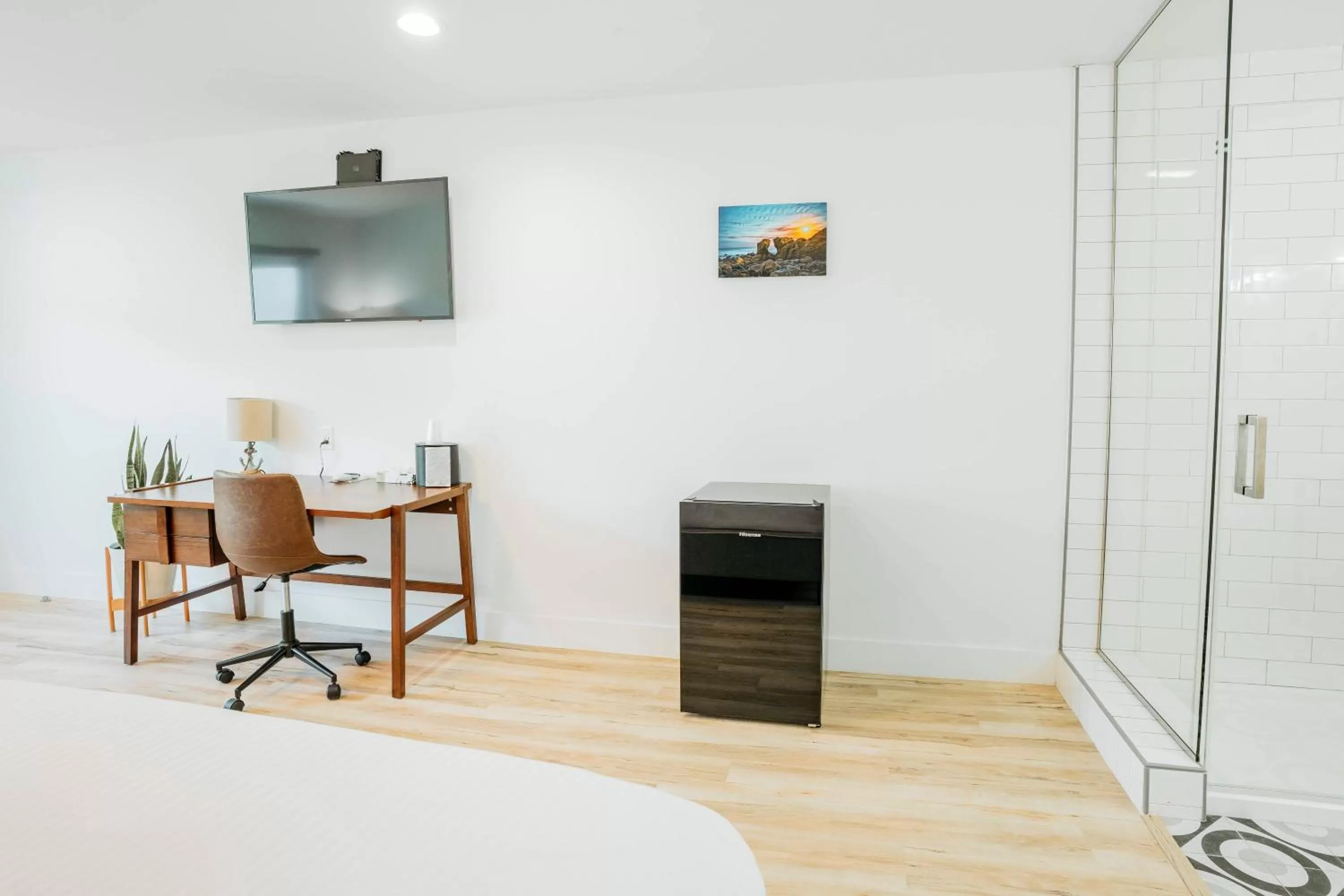 Bed in The Belmont Shore Inn