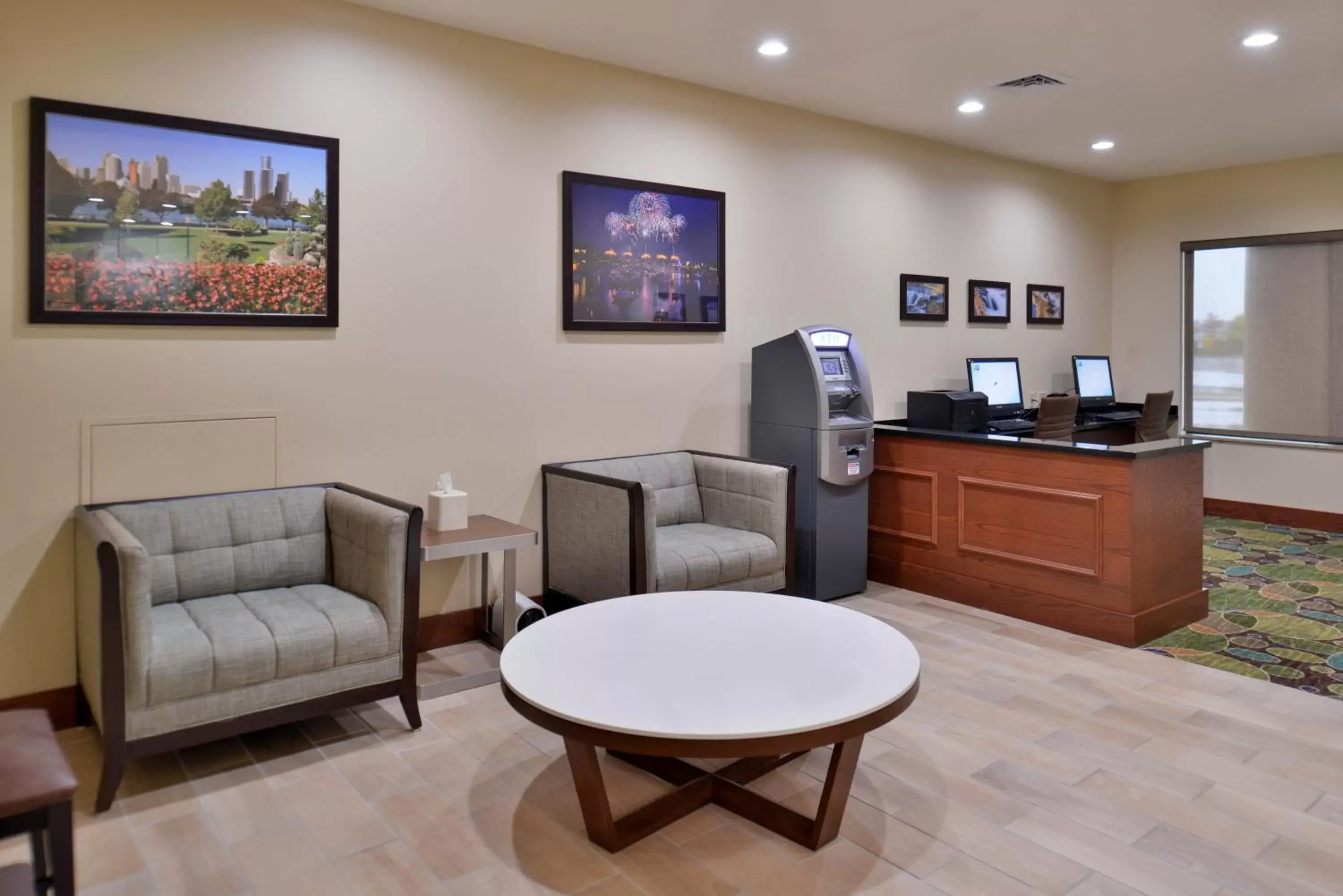 Lobby or reception in Holiday Inn Express & Suites Dearborn SW - Detroit Area, an IHG Hotel