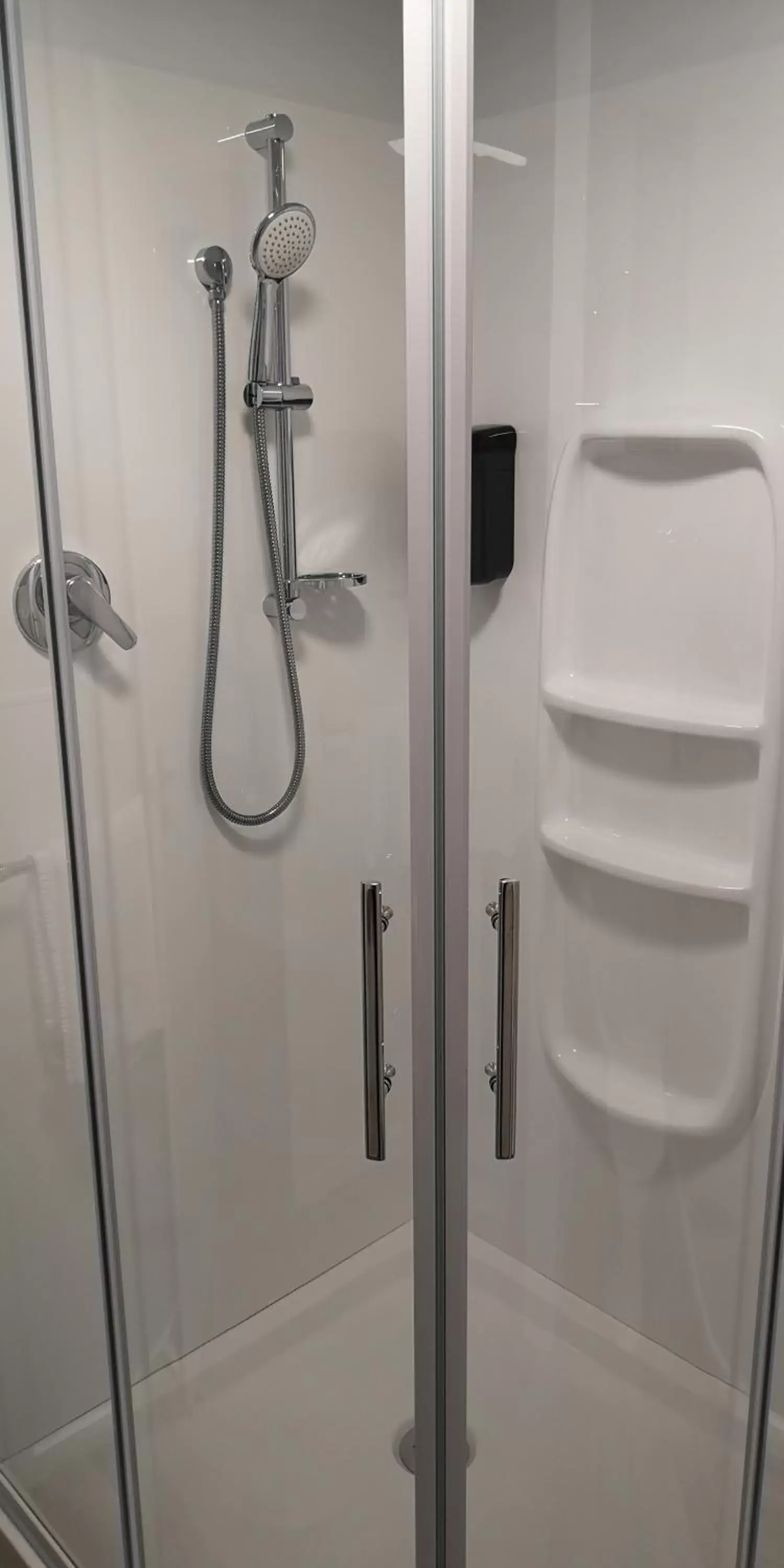Shower, Bathroom in Colonial Lodge Motel