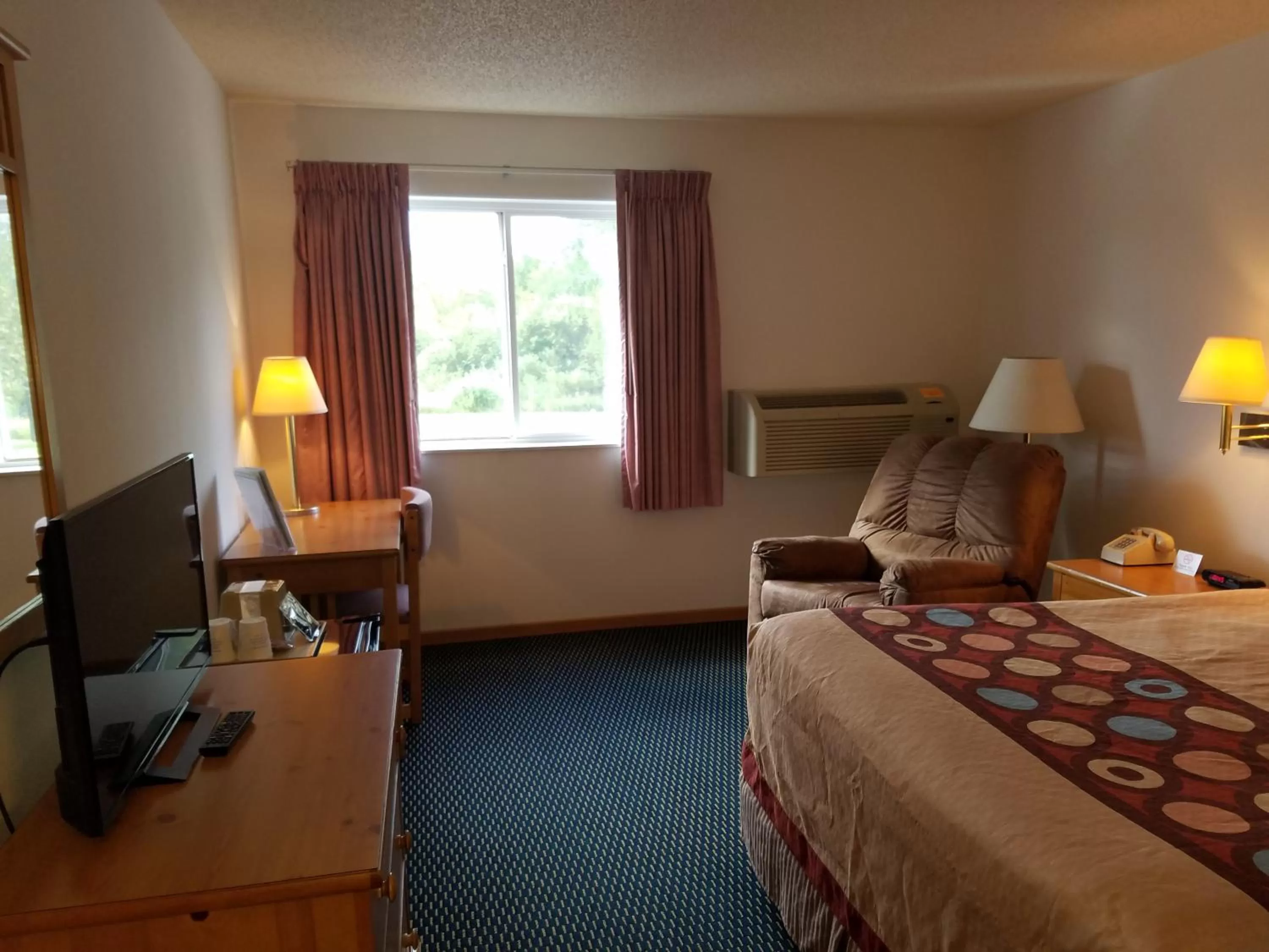 Photo of the whole room, Bed in Super 8 by Wyndham Phillips