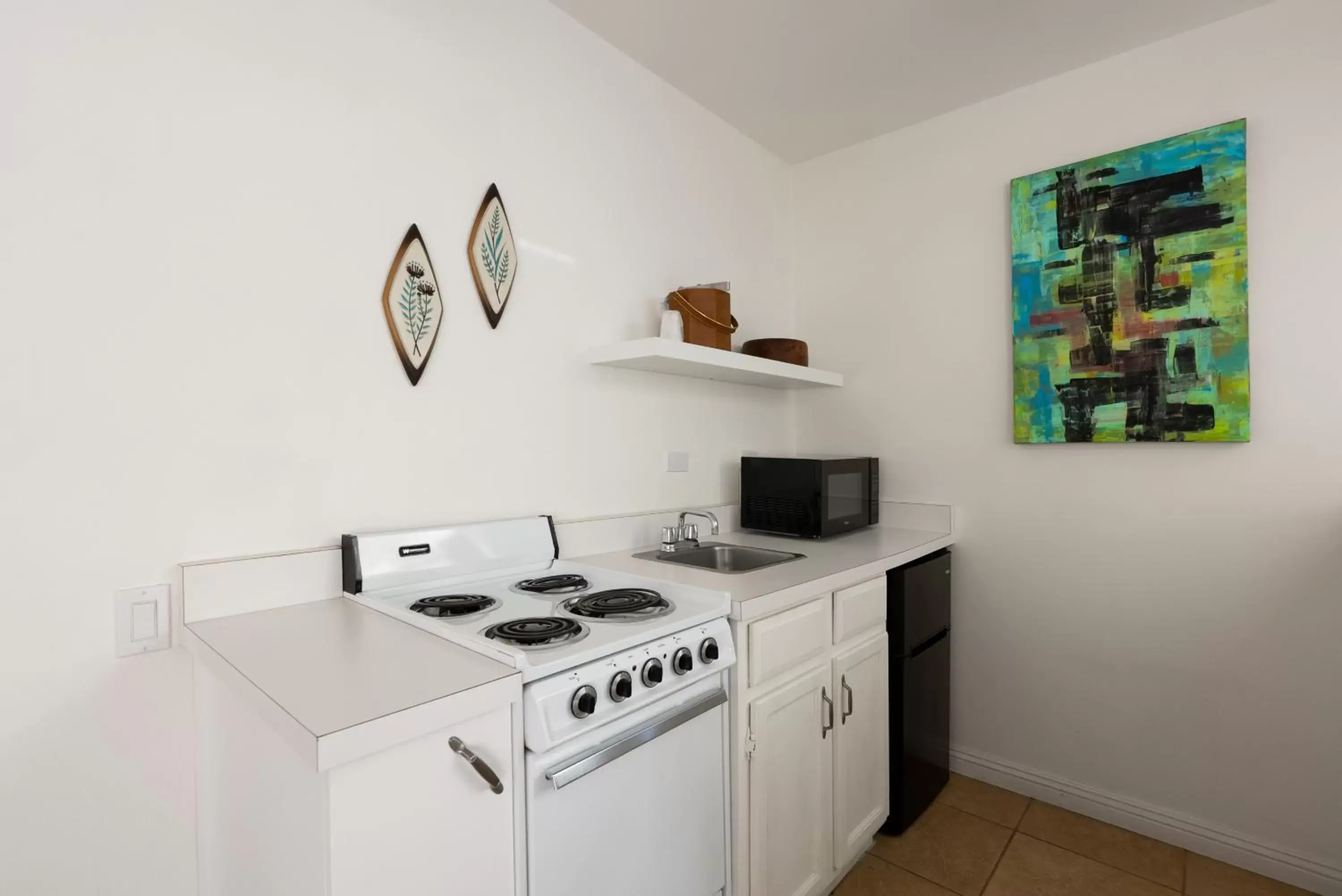 Kitchen/Kitchenette in The Monkey Tree Hotel by AvantStay