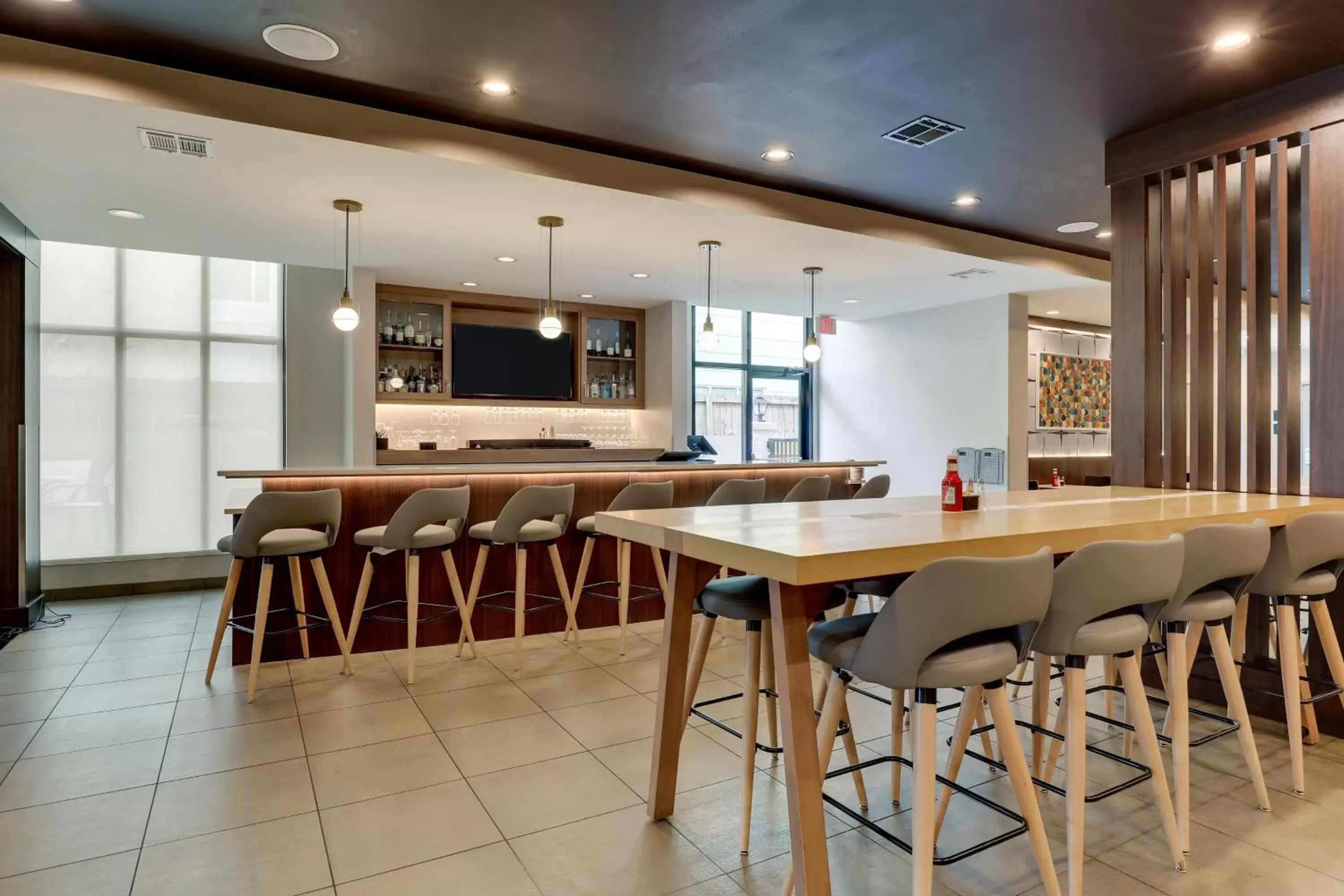 Lounge or bar in Holiday Inn Mobile Airport by IHG Lounge or bar in Holiday Inn Mobile Airport by IHG