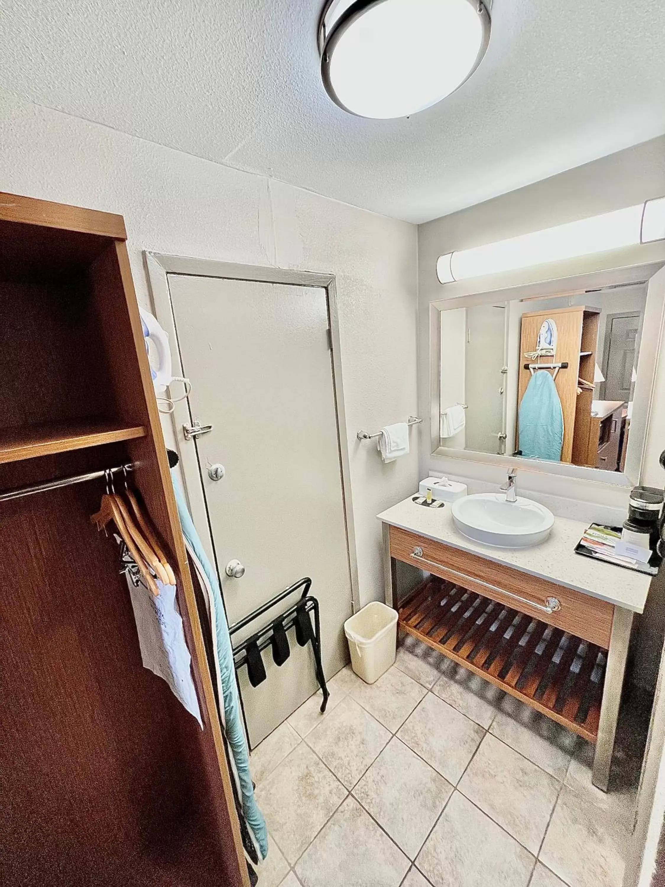 Photo of the whole room, Bed in Days Inn & Suites by Wyndham Arlington Near Six Flags Photo of the whole room, Bed in Days Inn & Suites by Wyndham Arlington Near Six Flags