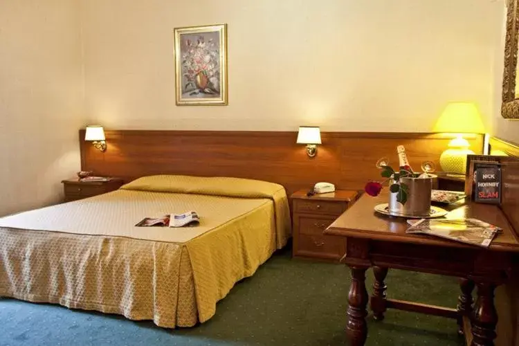 Photo of the whole room, Bed in Hotel Astoria Garden