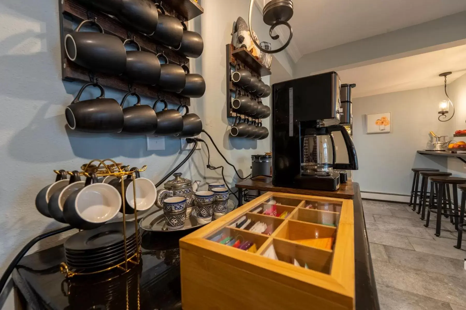 Coffee/tea facilities, Kitchen/Kitchenette in Pump House Inn & Spa