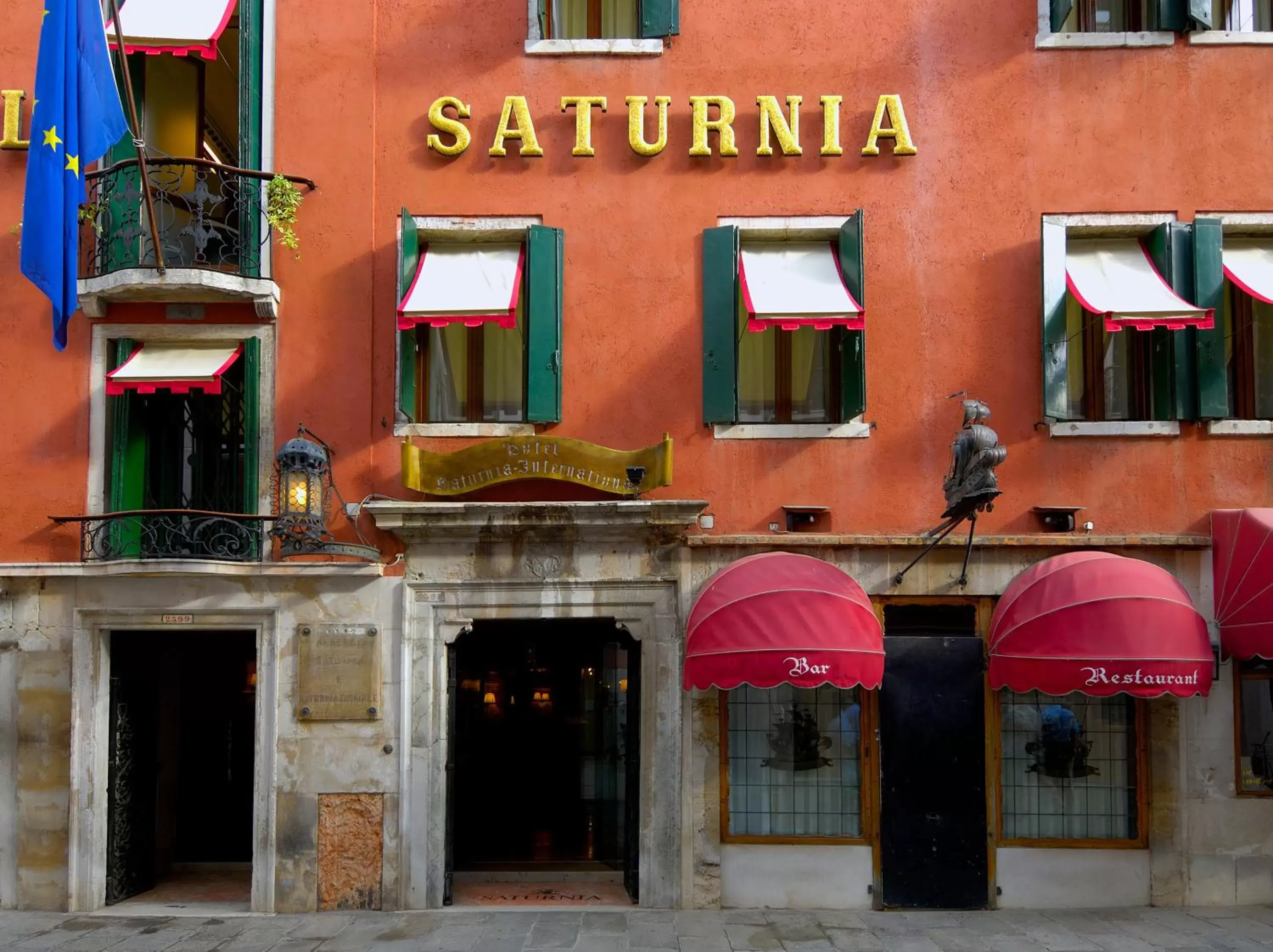 Facade/entrance in Hotel Saturnia & International Facade/entrance in Hotel Saturnia & International