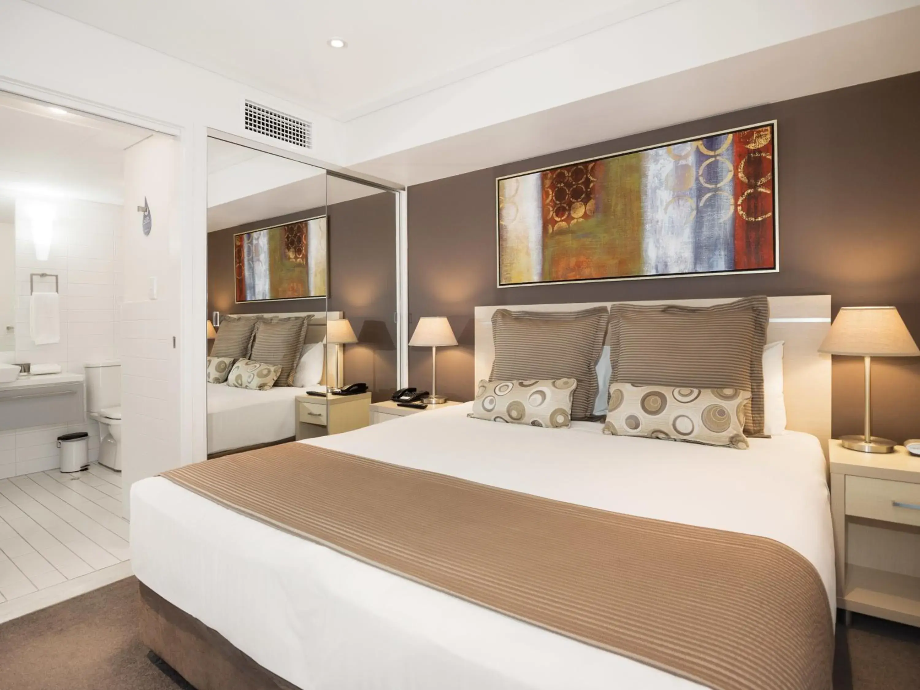 Deluxe One-Bedroom Apartment in Oaks Adelaide Horizons Suites