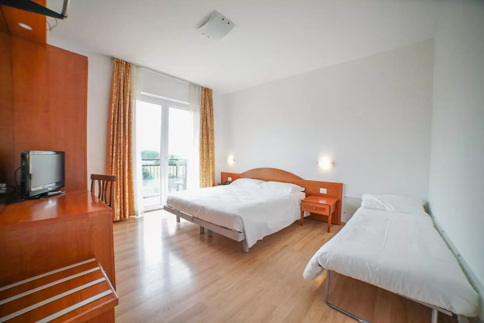 Bedroom, Bed in Hotel Nuova Barcaccia