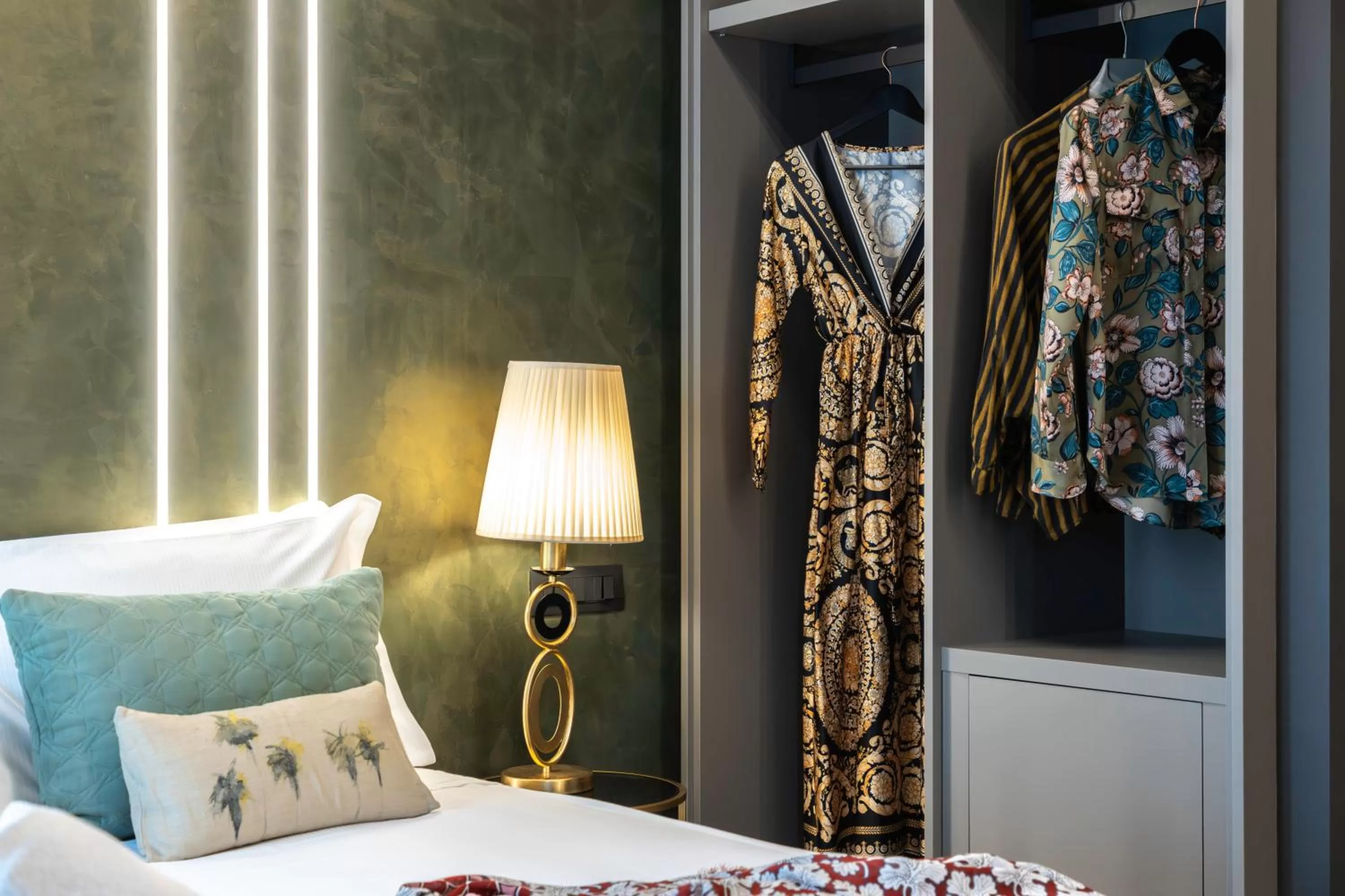 wardrobe, Bed in Boutique Marconi