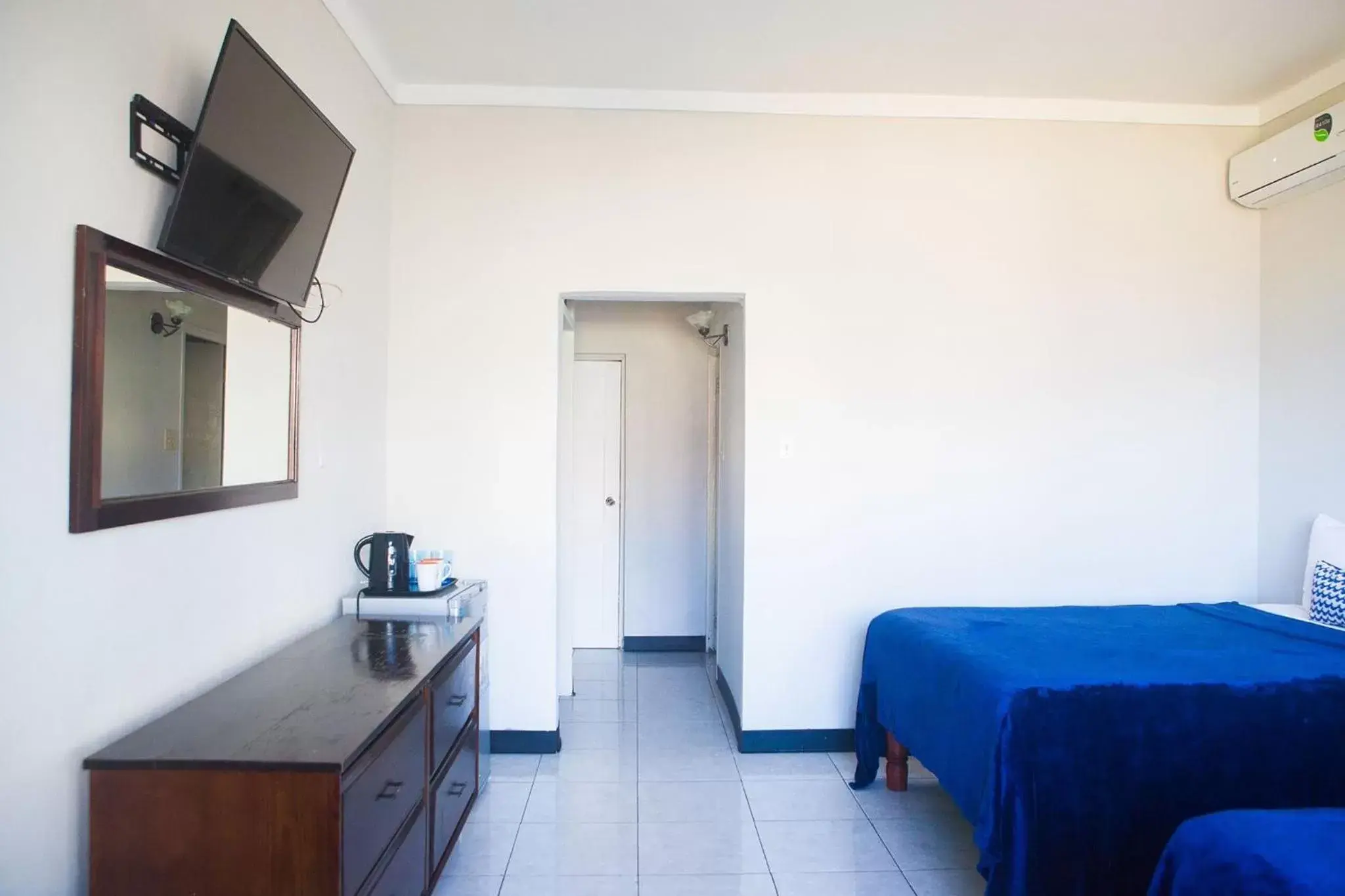 Bed, TV/Entertainment Center in Caribic House