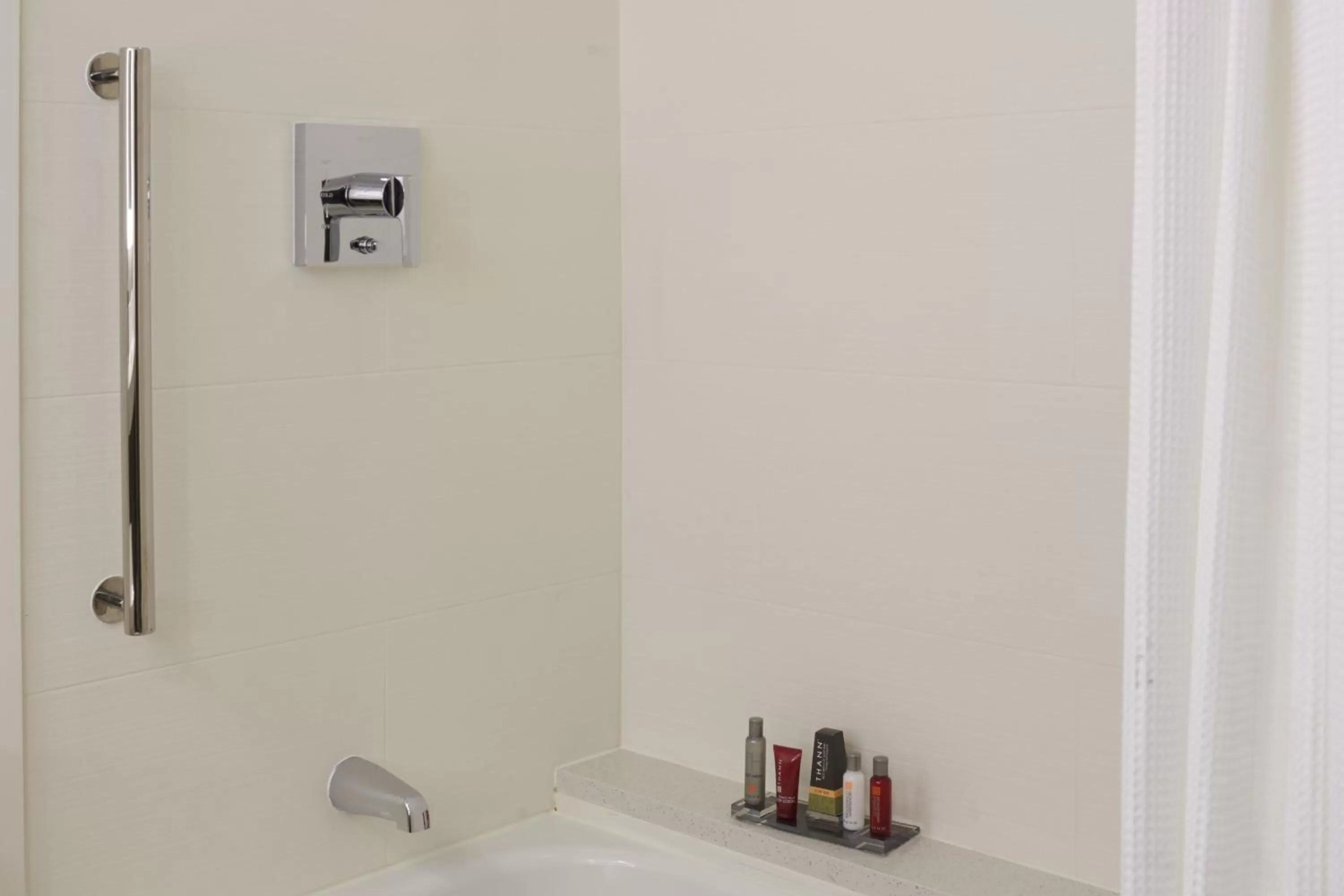 Bathroom in Chicago Marriott Southwest at Burr Ridge