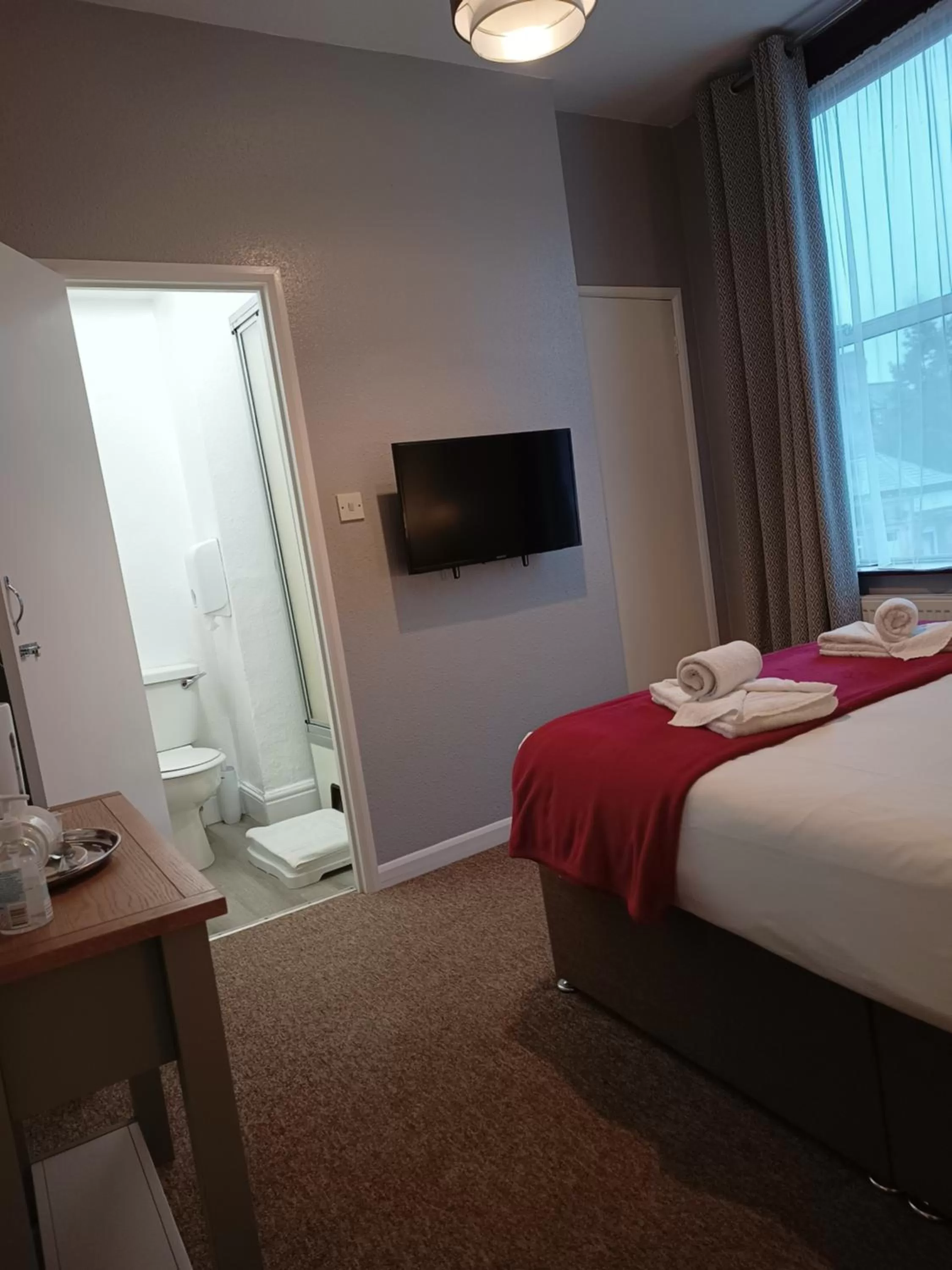 Bedroom, Bed in Westgate Hotel