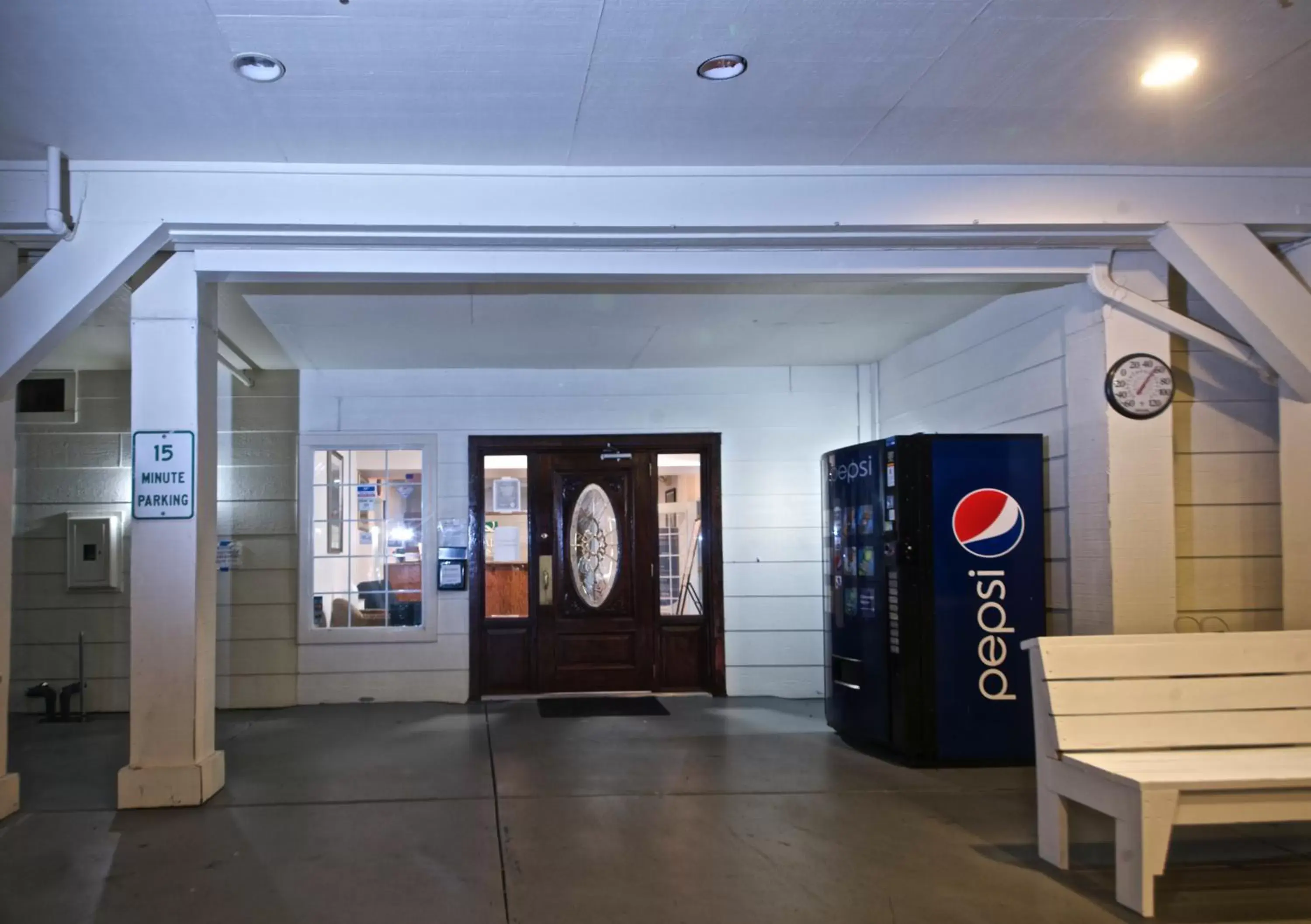 Facade/entrance in Quality Inn Yosemite Valley Gateway