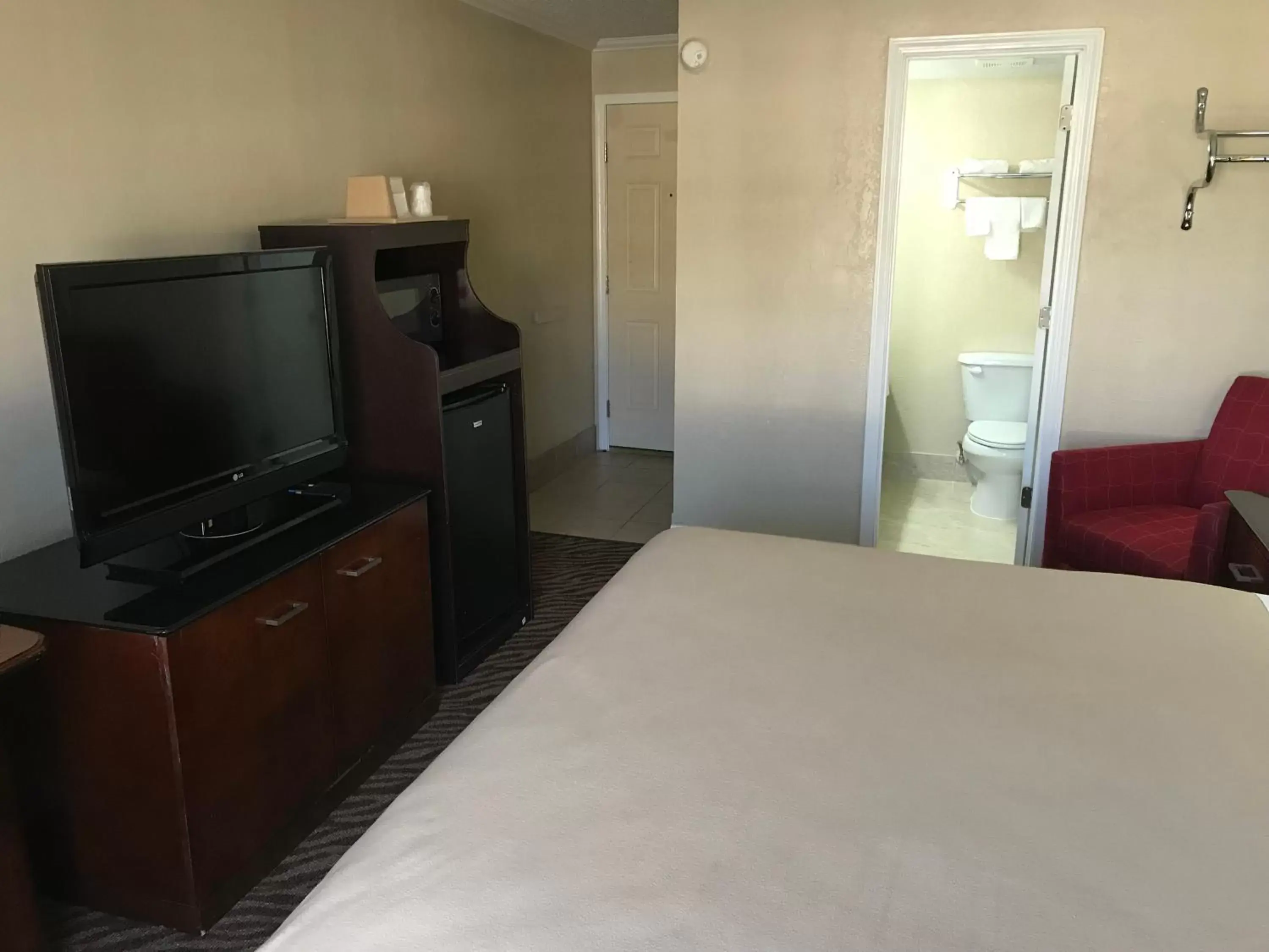 Bedroom, TV/Entertainment Center in Hometown Inn & Suites