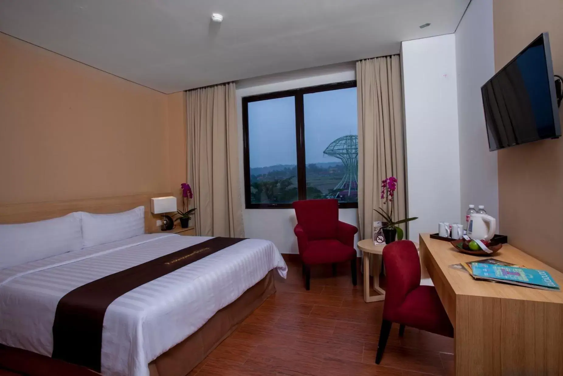 Bed, Mountain View in Padjadjaran Suites Resort and Convention Hotel