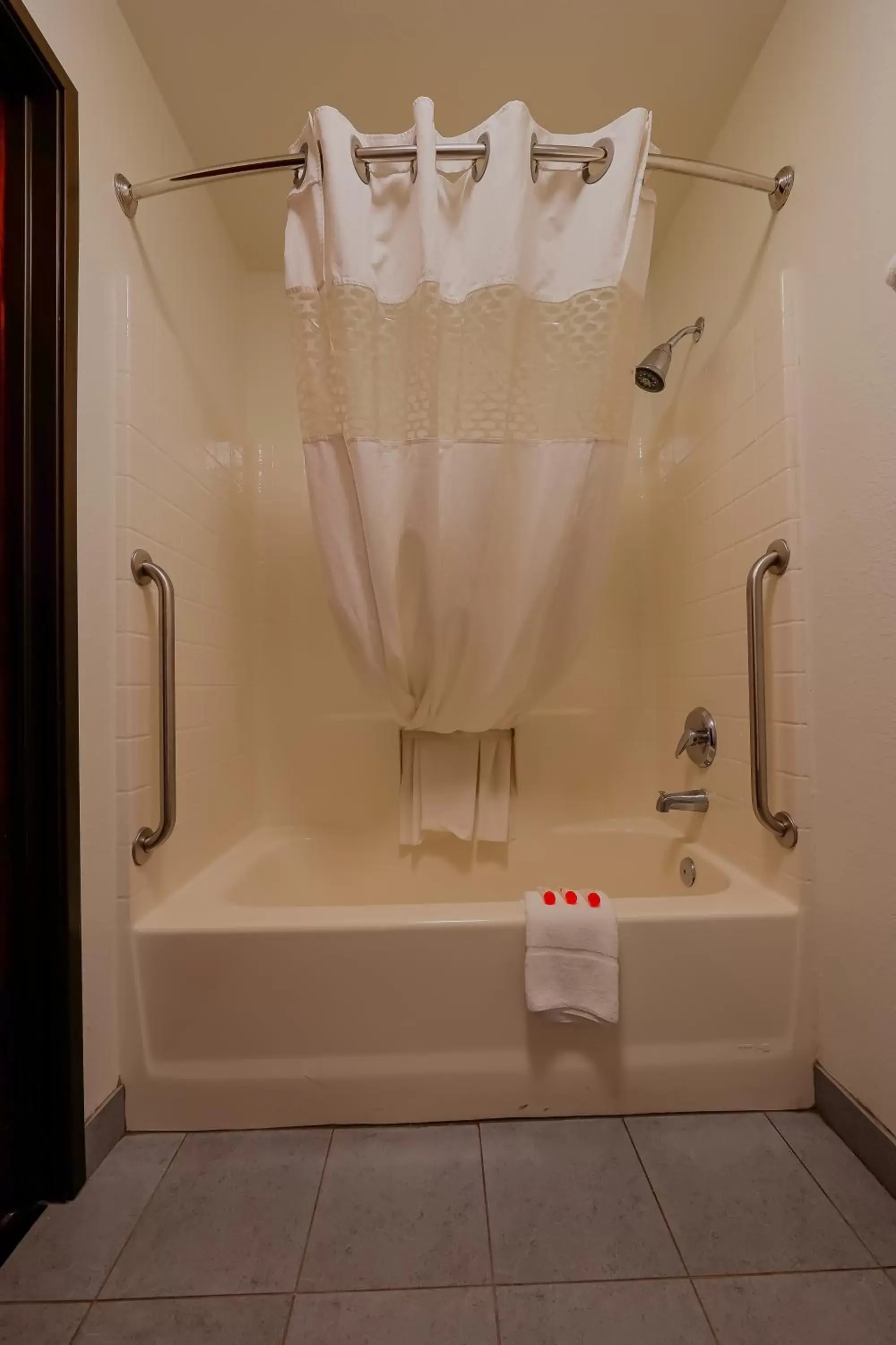 Bathroom in Siletz Bay Beachfront Hotel by OYO Lincoln City