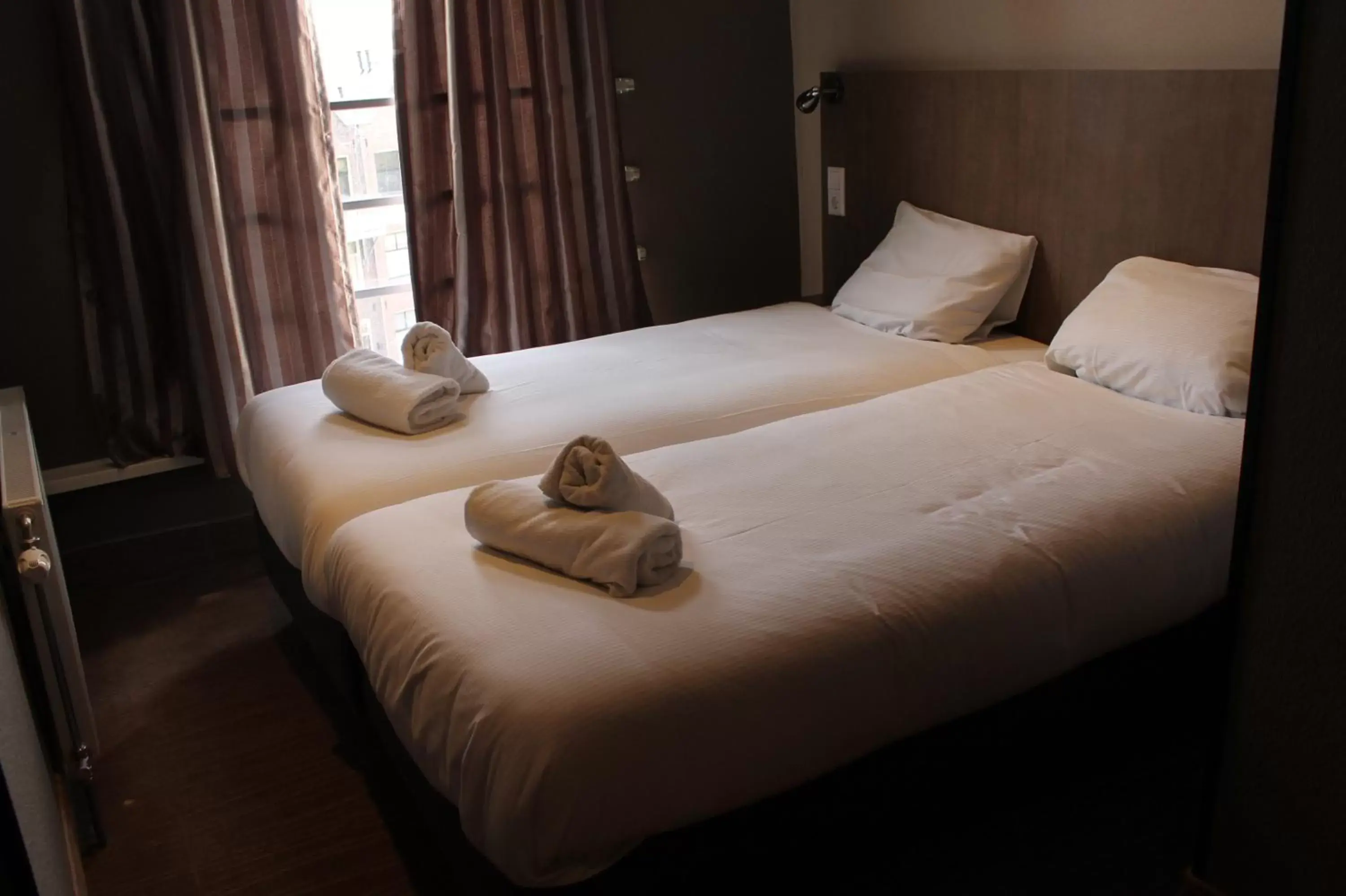 Photo of the whole room, Bed in Blossoms City Hotel