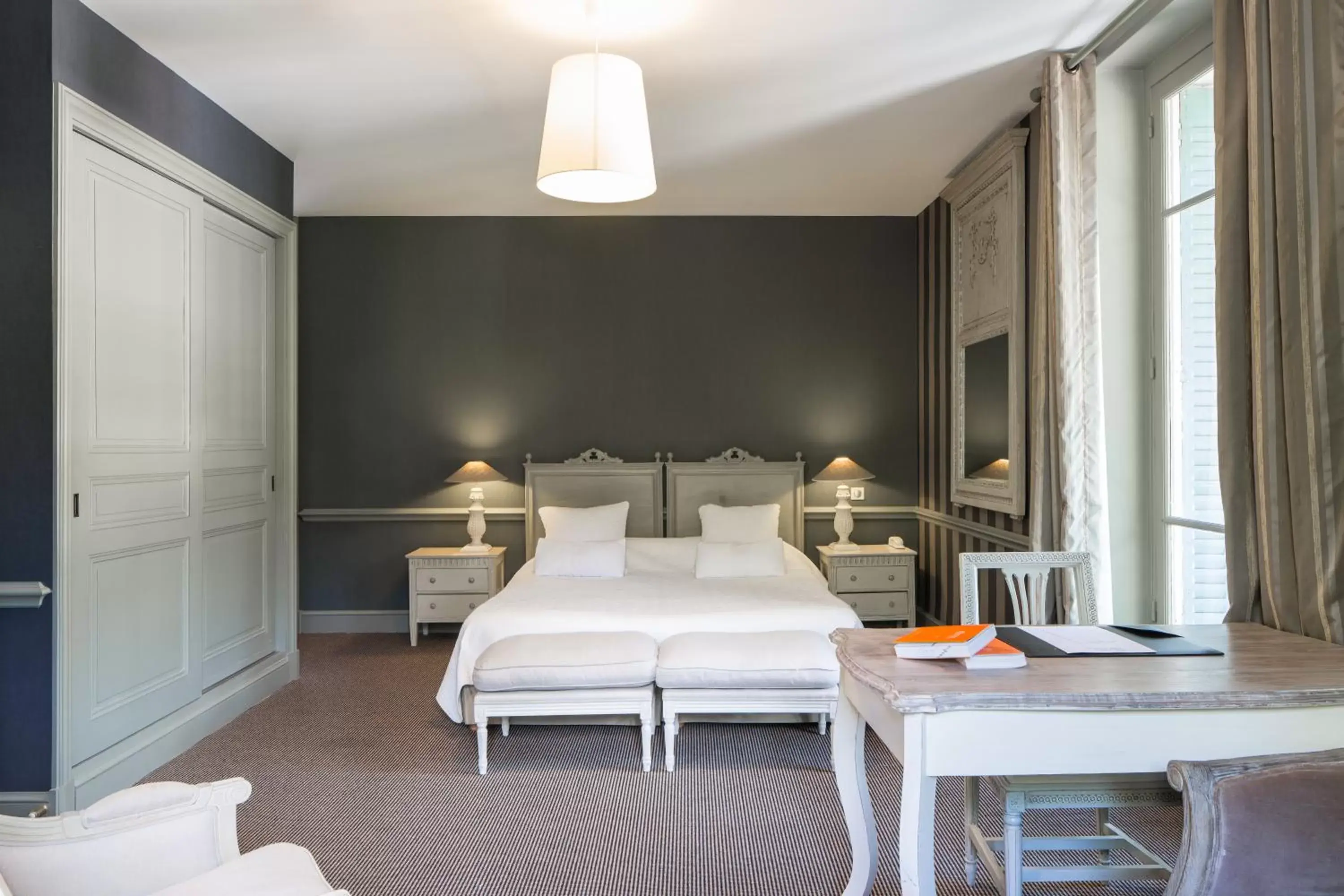 Bed in Hôtel Helvie - Les Collectionneurs