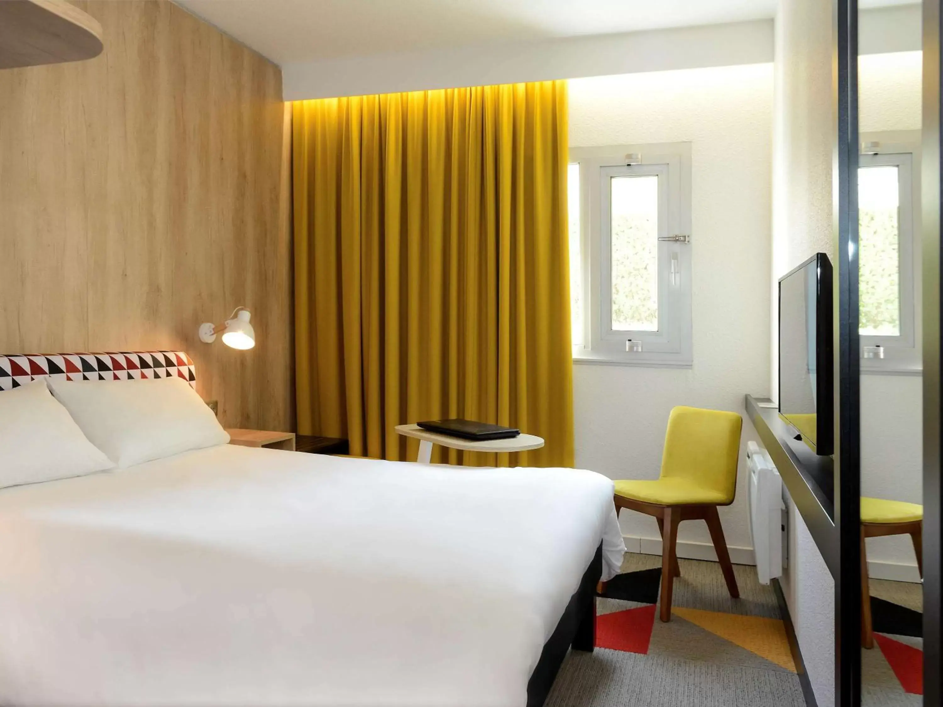 Photo of the whole room, Bed in ibis Styles Caen Centre Historique