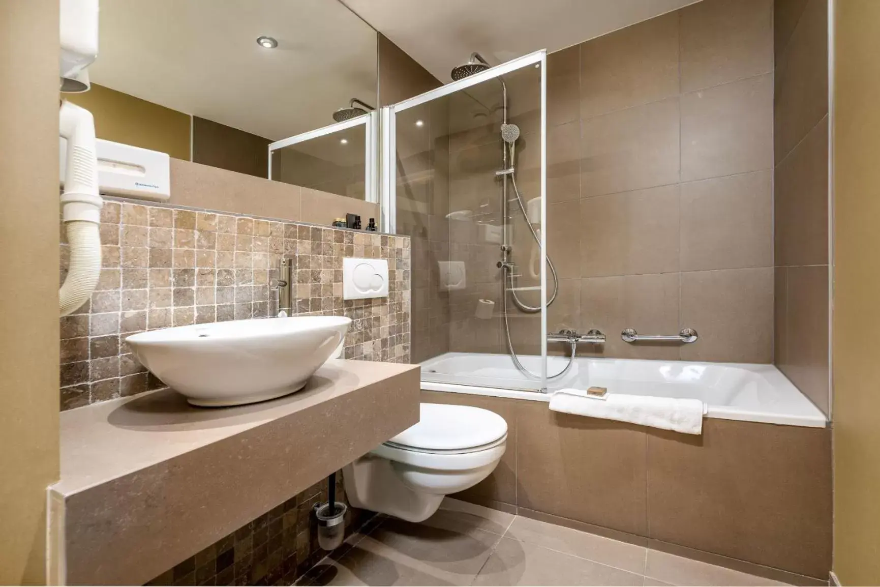Bathroom in Hotel Acacia