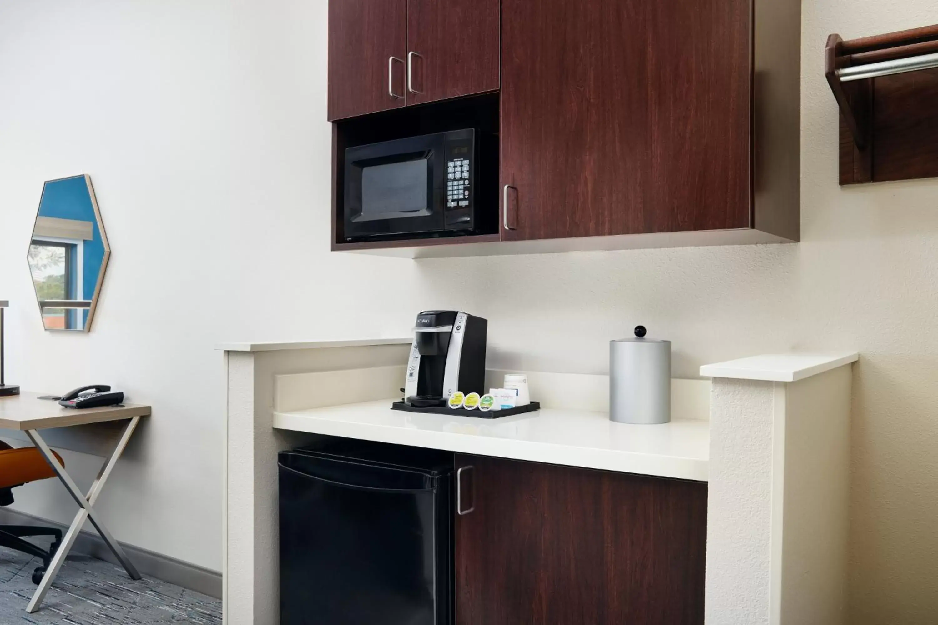 Photo of the whole room, Kitchen/Kitchenette in Holiday Inn Express & Suites Bridgeport, an IHG Hotel