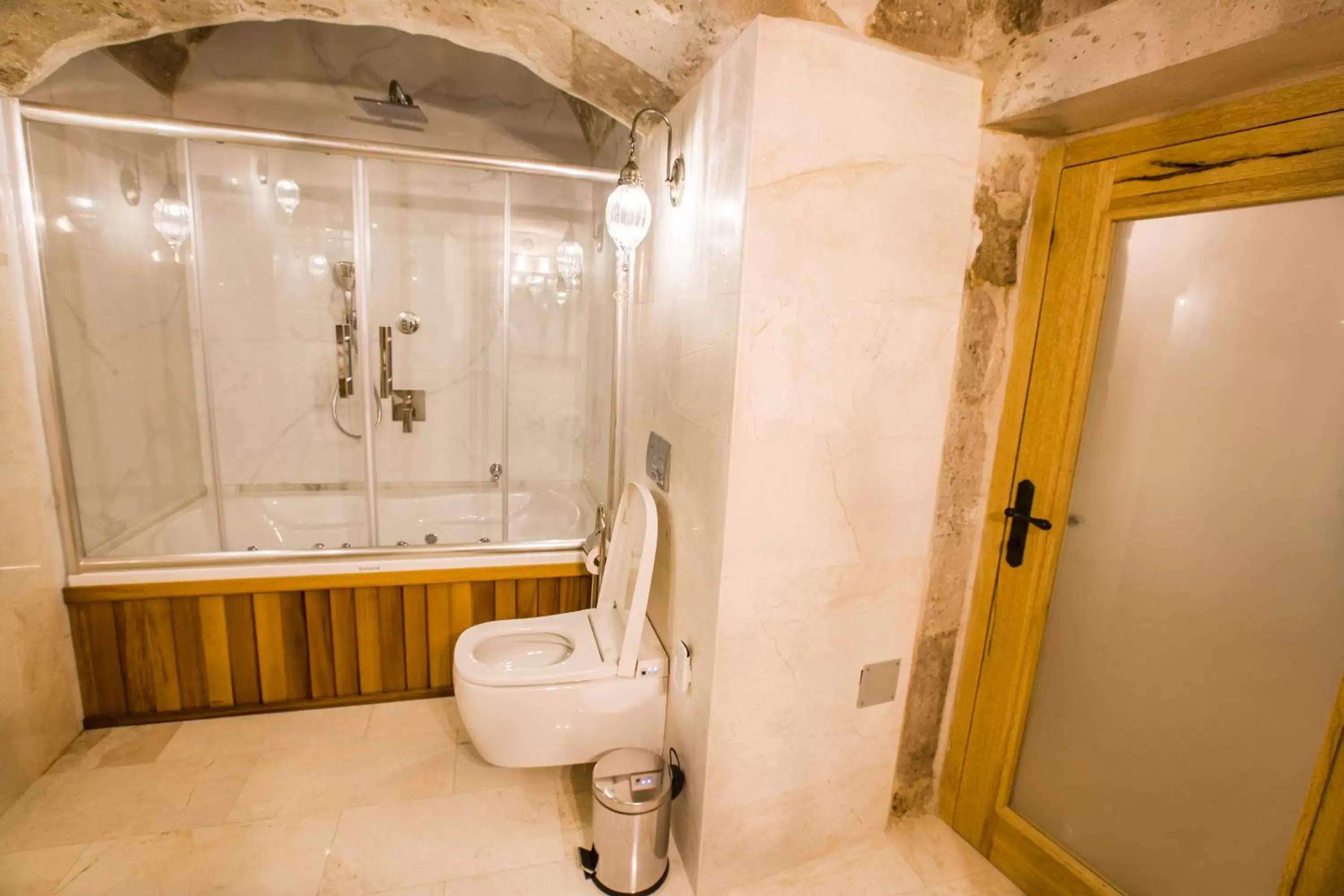 Hot Tub, Bathroom in Imperial Cave Suites & Spa