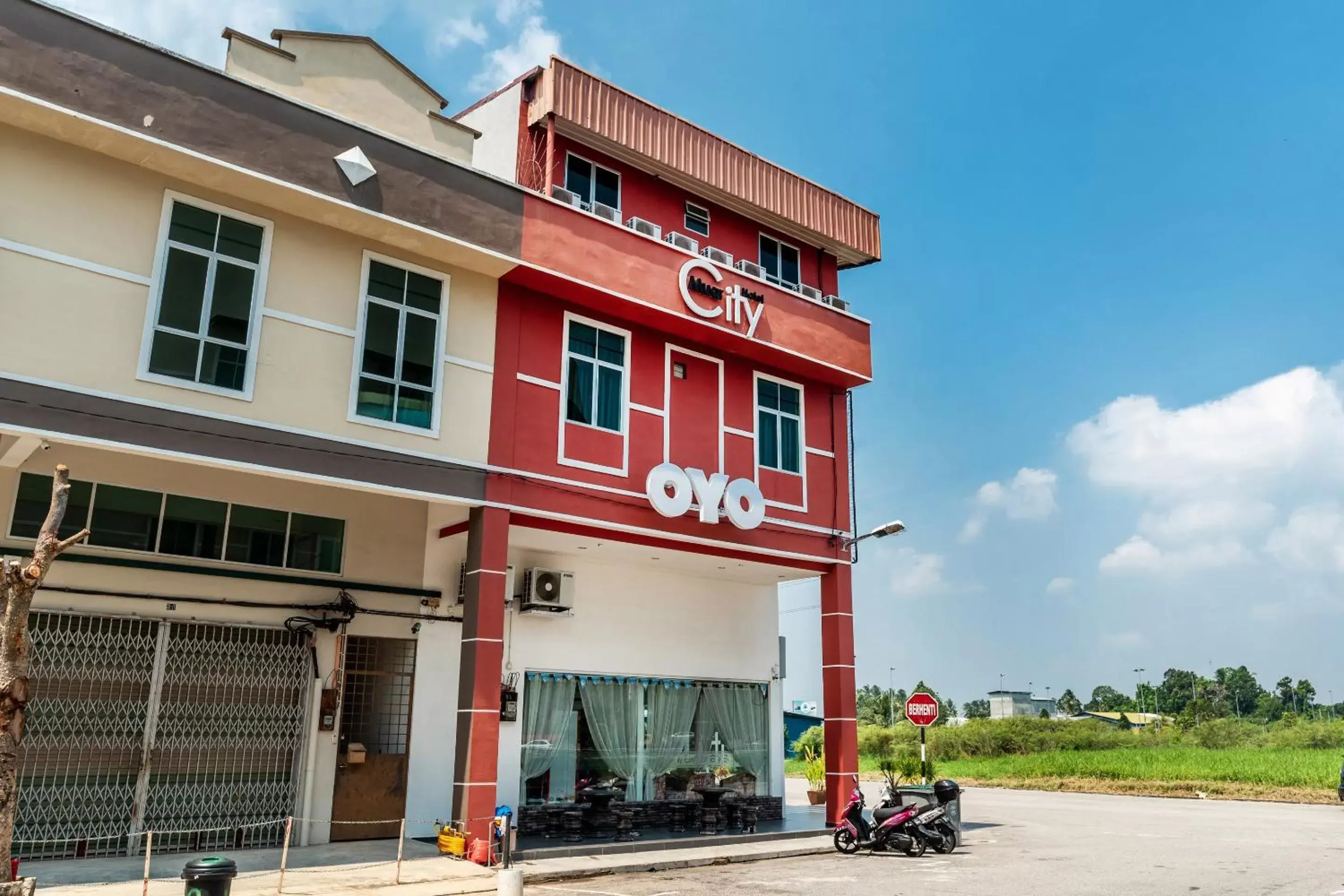 Facade/entrance, Property Building in OYO 756 Muar City Hotel