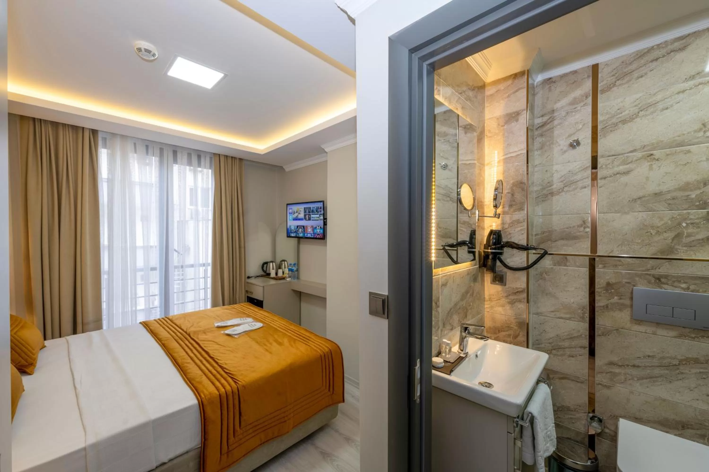 Bed in SKYSTAR DELUXE HOTEL